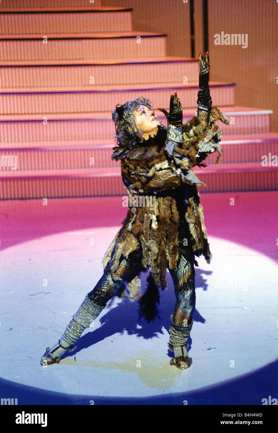 Elaine Paige attrice e cantante in Royal Variety Performance dei gatti Foto Stock