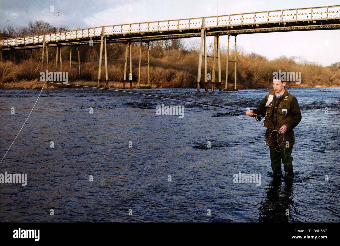 Steven Reynolds top pescatore e atleta la pesca nel fiume Tyne Febbraio 1991 Foto Stock