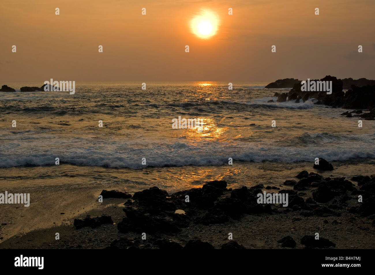 Tramonto in Tanjung Layar beach Foto Stock