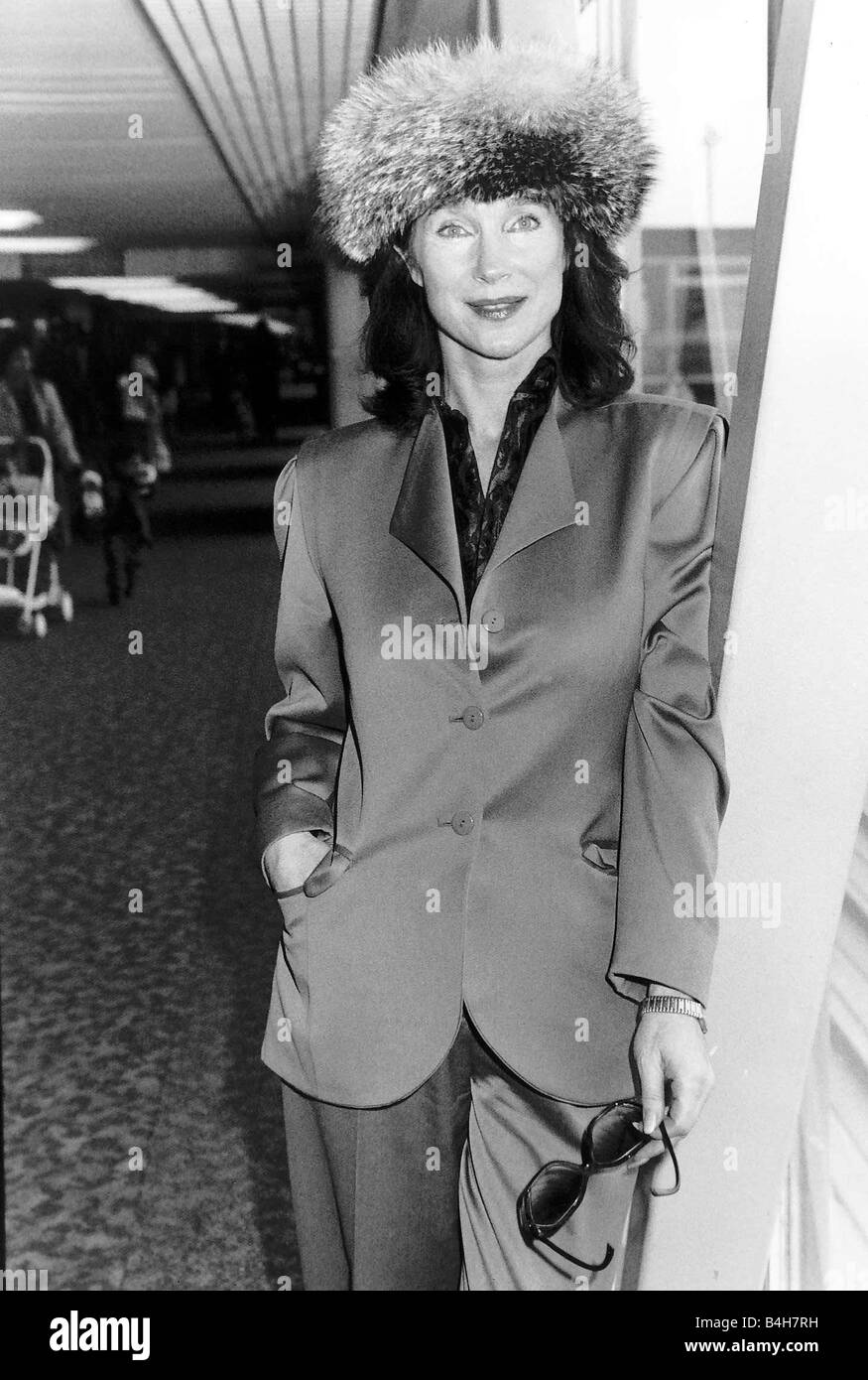 Shirley Anne Field attrice di lasciare l'aeroporto di Heathrow per Los Angeles dove parteciperà una proiezione del suo ultimo film ascolta la mia canzone che è per un premio Foto Stock