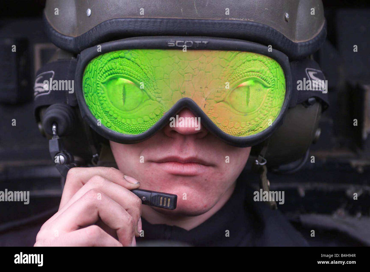 Trooper Carl Thomas 19 con il suo occhio di serpente bicchieri pronto per entrare in azione nel deserto Foto Stock