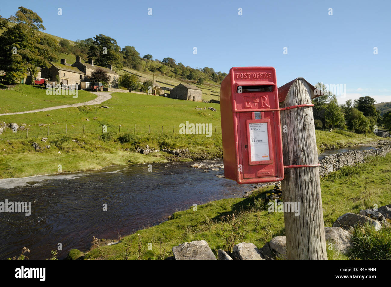 Postbox vicino ad una fattoria a Oughtershaw, Yorkshire Foto Stock