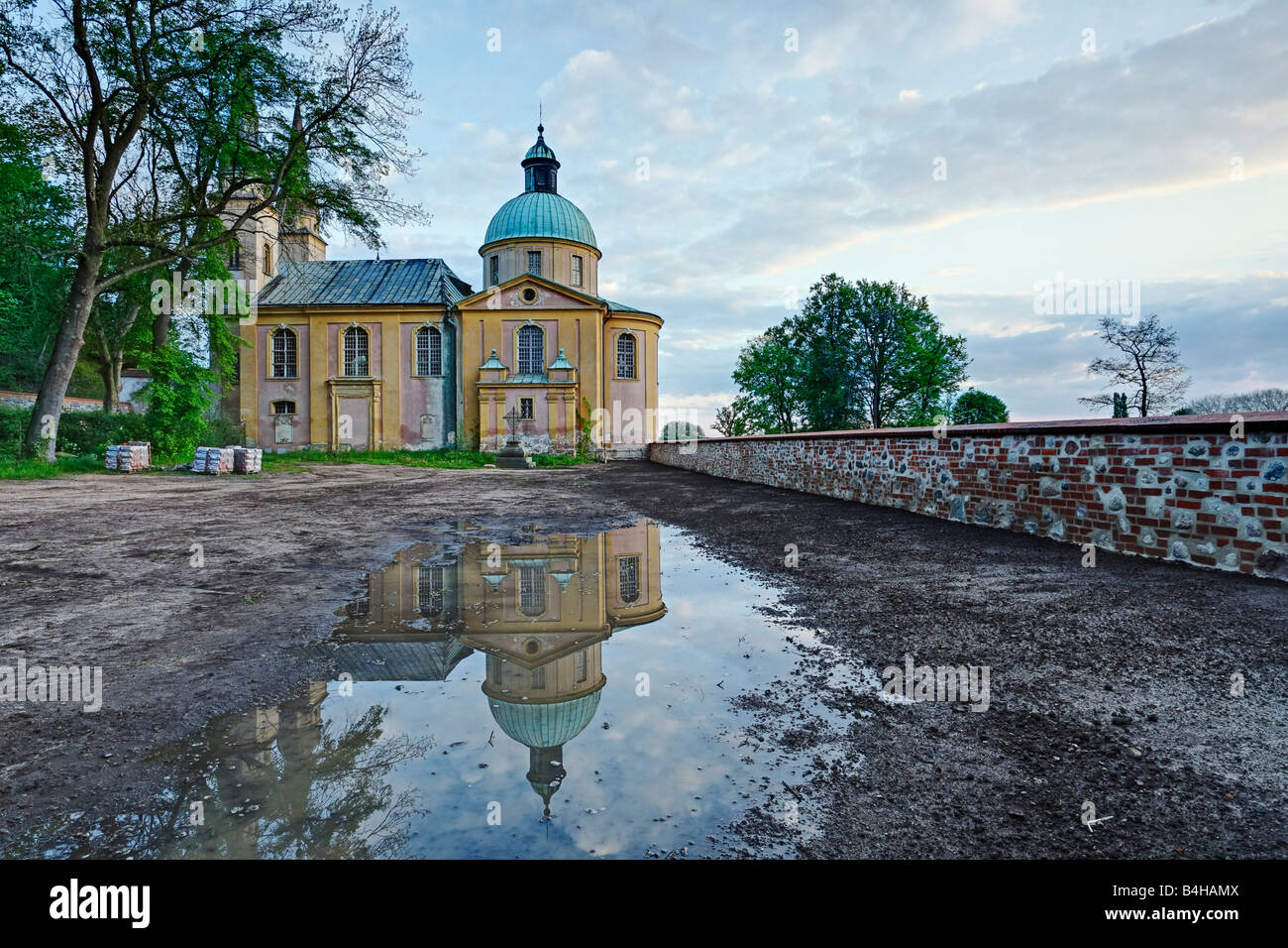 La riflessione della Chiesa in acqua, Neuzelle, Oder-Spree, Brandeburgo, Germania Foto Stock