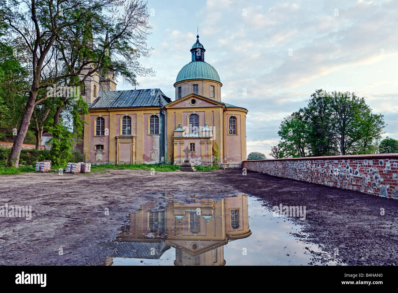 La riflessione della Chiesa in acqua, Neuzelle, Oder-Spree, Brandeburgo, Germania Foto Stock