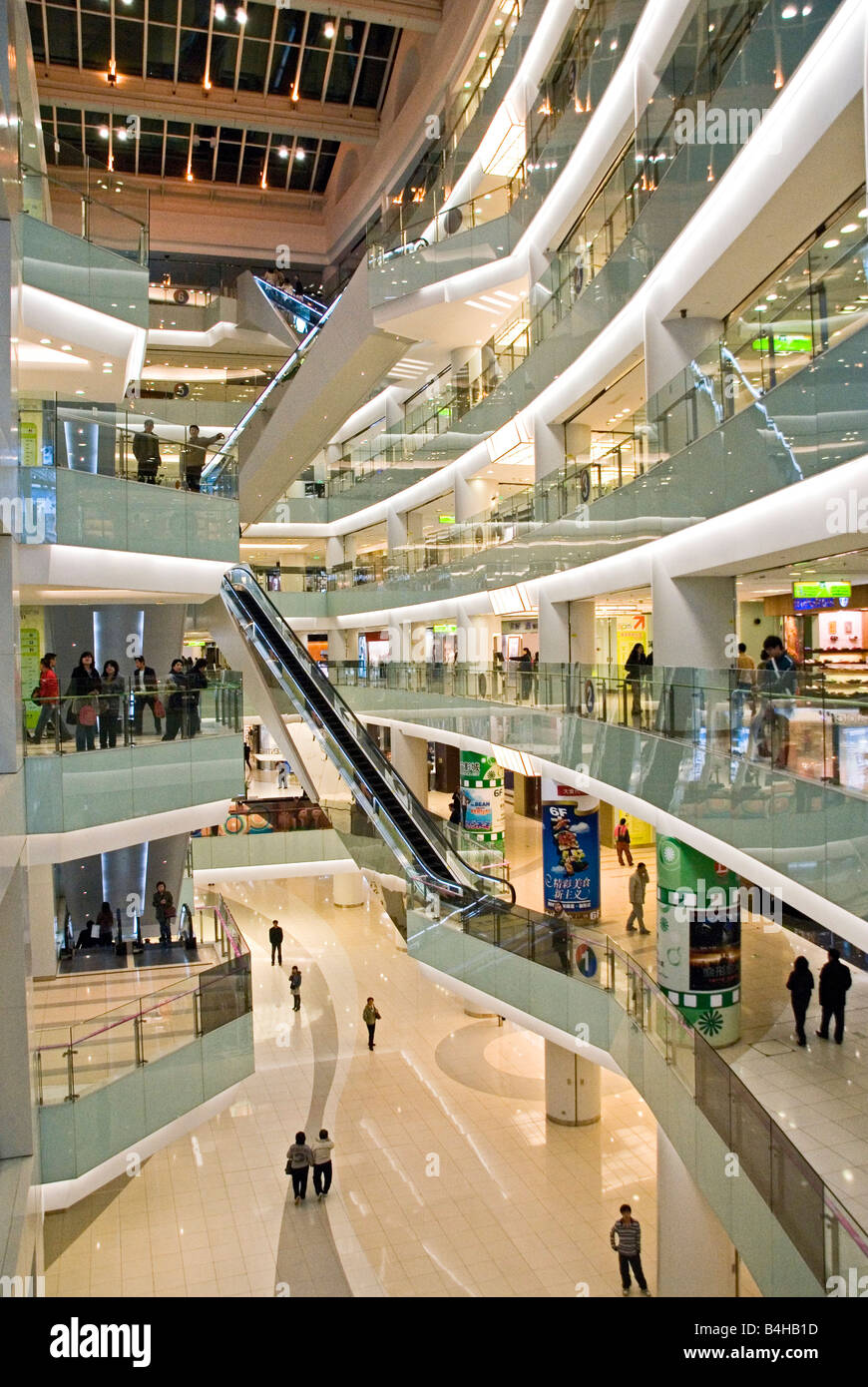 Gli interni di shopping mall, Wangfujing, Pechino, Cina Foto Stock