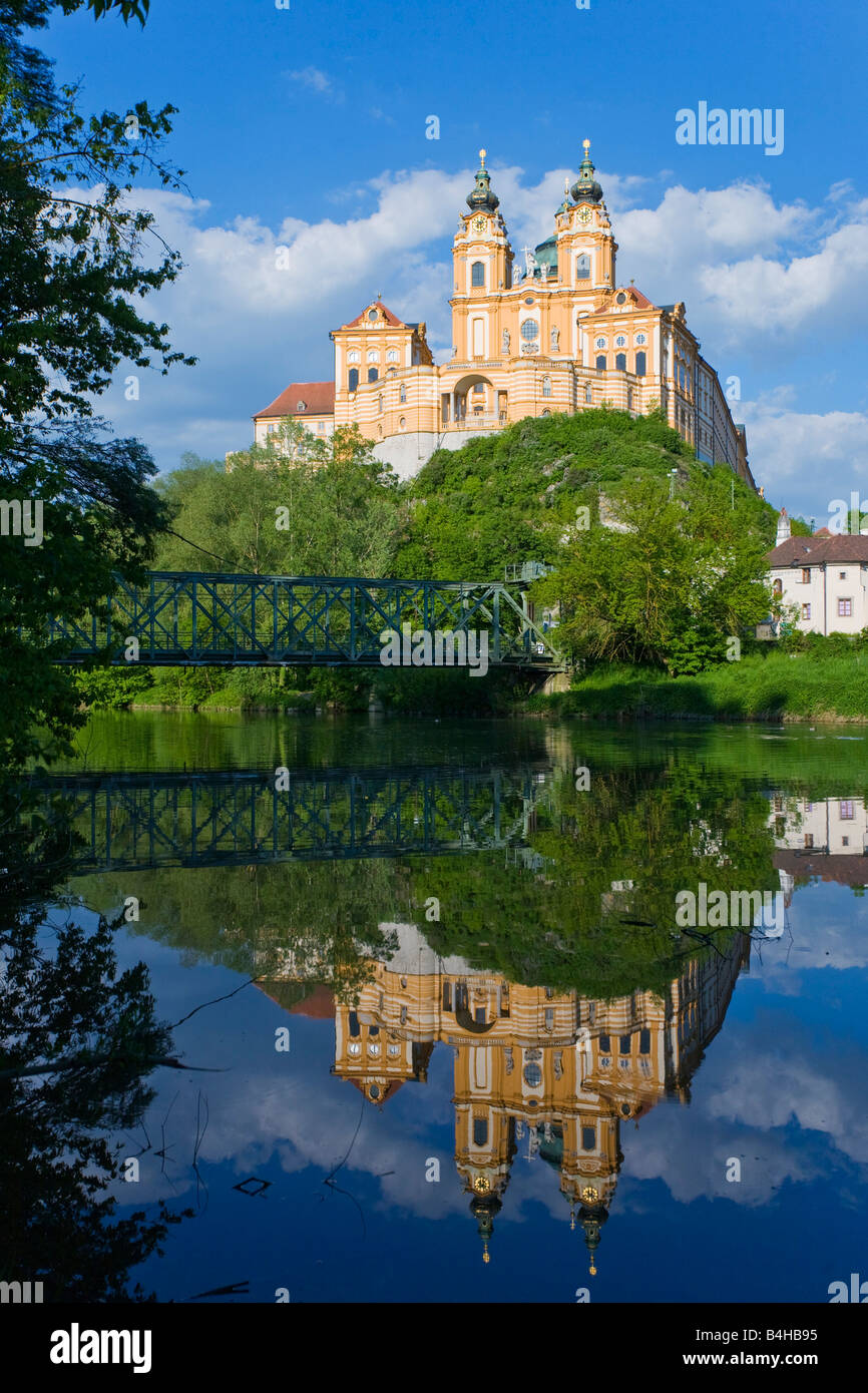 La riflessione di abbey in acqua, Stift Melk, Fiume Danubio, Wachau, Austria Inferiore, Austria Foto Stock