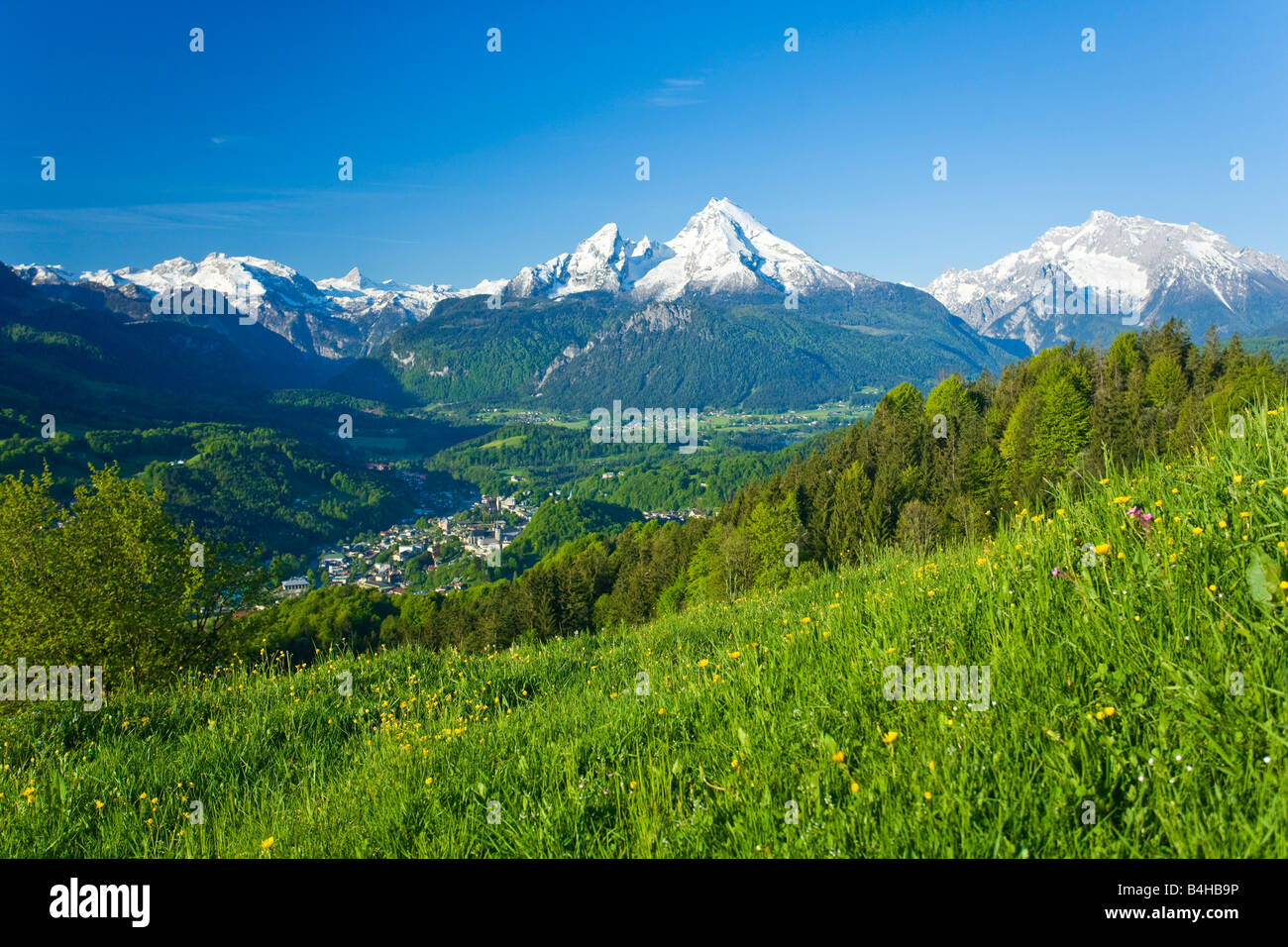 Vista panoramica di nevato mountain range, Hochkalter, Schoenfeldspitze, sulle Alpi di Berchtesgaden, Baviera, Germania Foto Stock