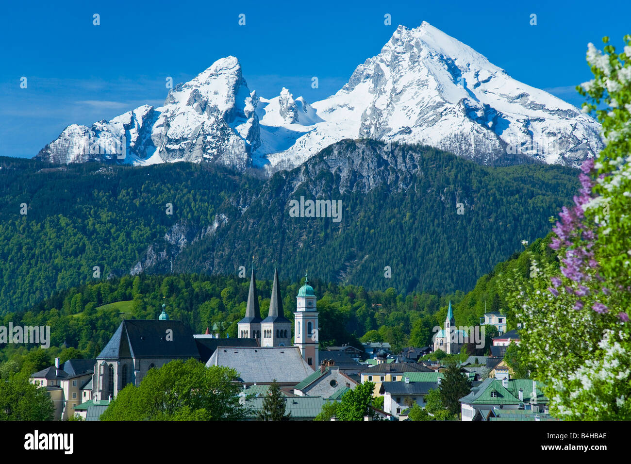 Edifici in città, Watzmann, Berchtesgaden, sulle Alpi di Berchtesgaden, Baviera, Germania Foto Stock