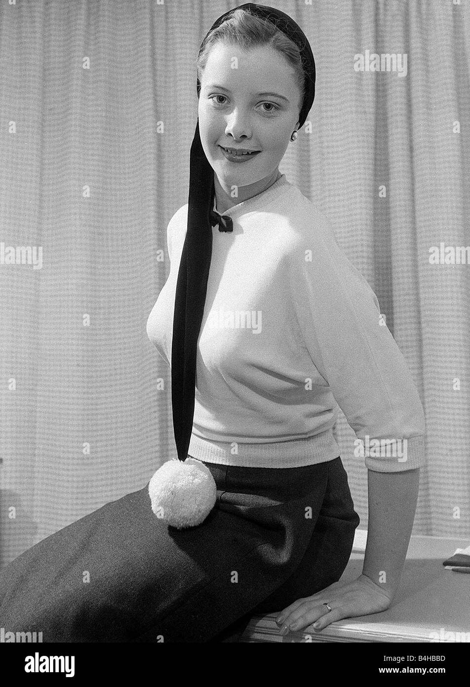 Film di star giugno Thorburn riceve un trattamento di bellezza al salone di Atkinsons su Bond Street a Londra Dicembre 1952 Foto Stock