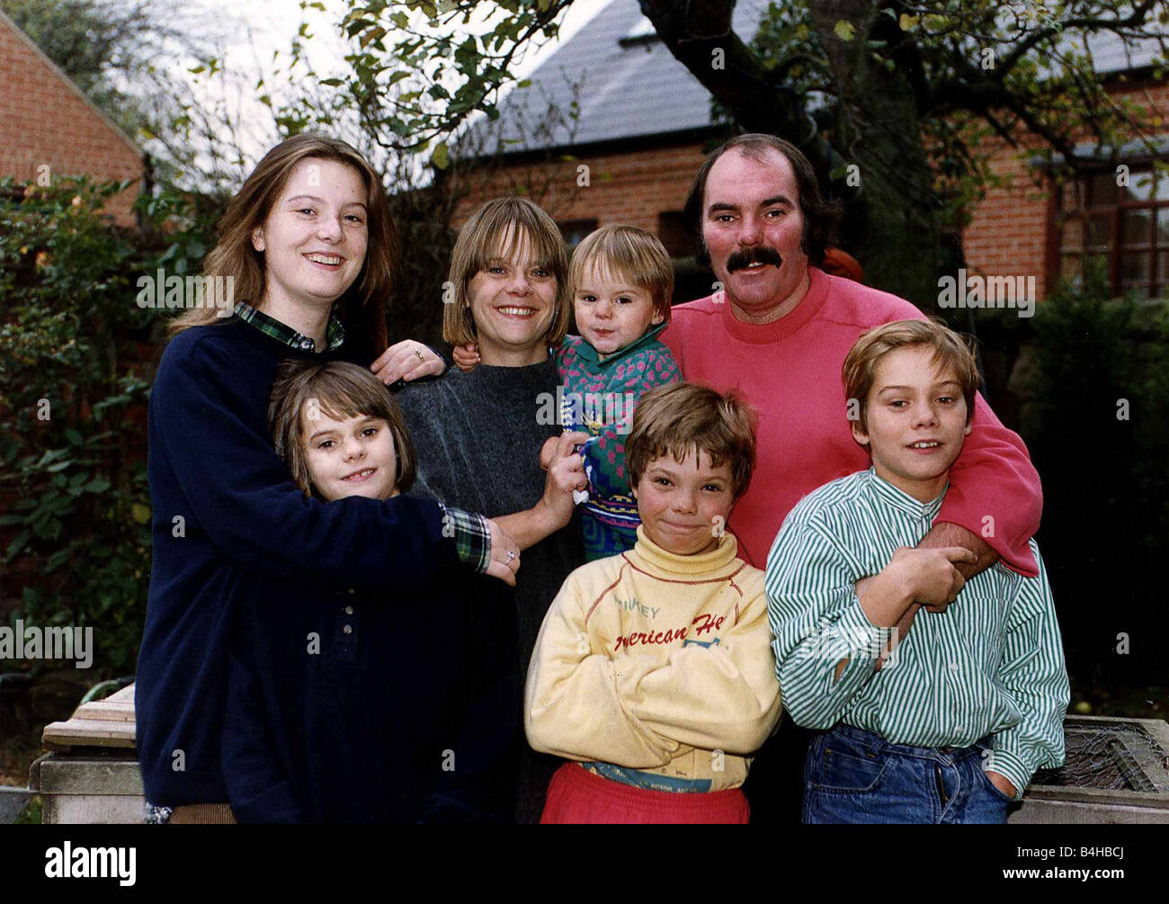 Kevin Lloyd attore e famiglia da sinistra a destra Sophie 17 Poppy 10 Lesley Edward 2 Henry 8 Kevin e James 11 Foto Stock