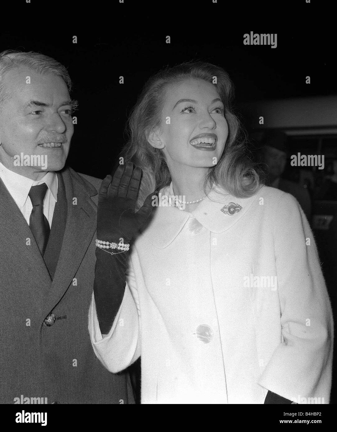 Sir Frank Whittle assistita da Janet Scott christen il primo TWA aviogetti a lasciare per New York dall'Aeroporto di Londra Novembre 1959 Foto Stock