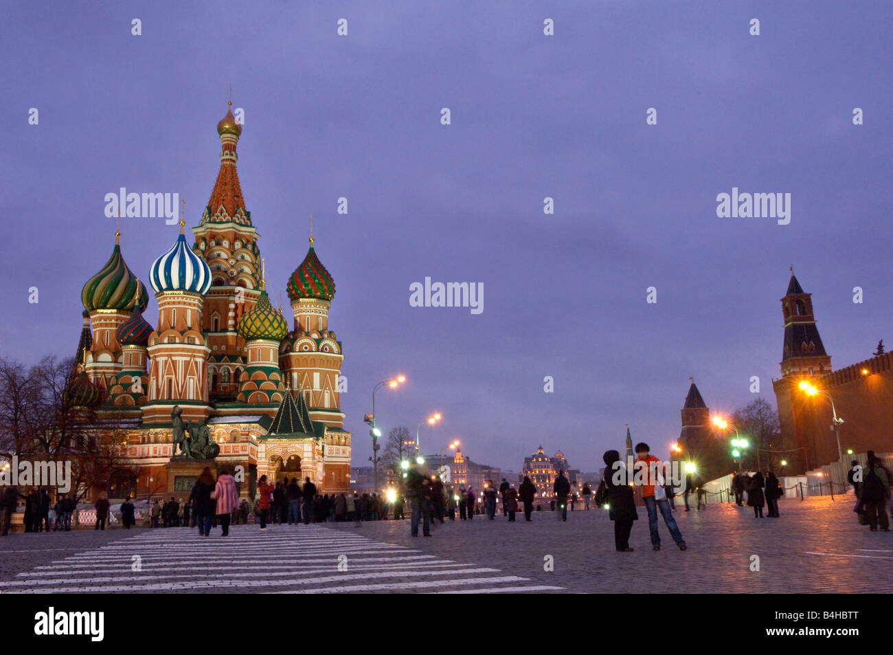 I turisti di fronte alla chiesa Cattedrale di Basilio Mosca Russia Foto Stock