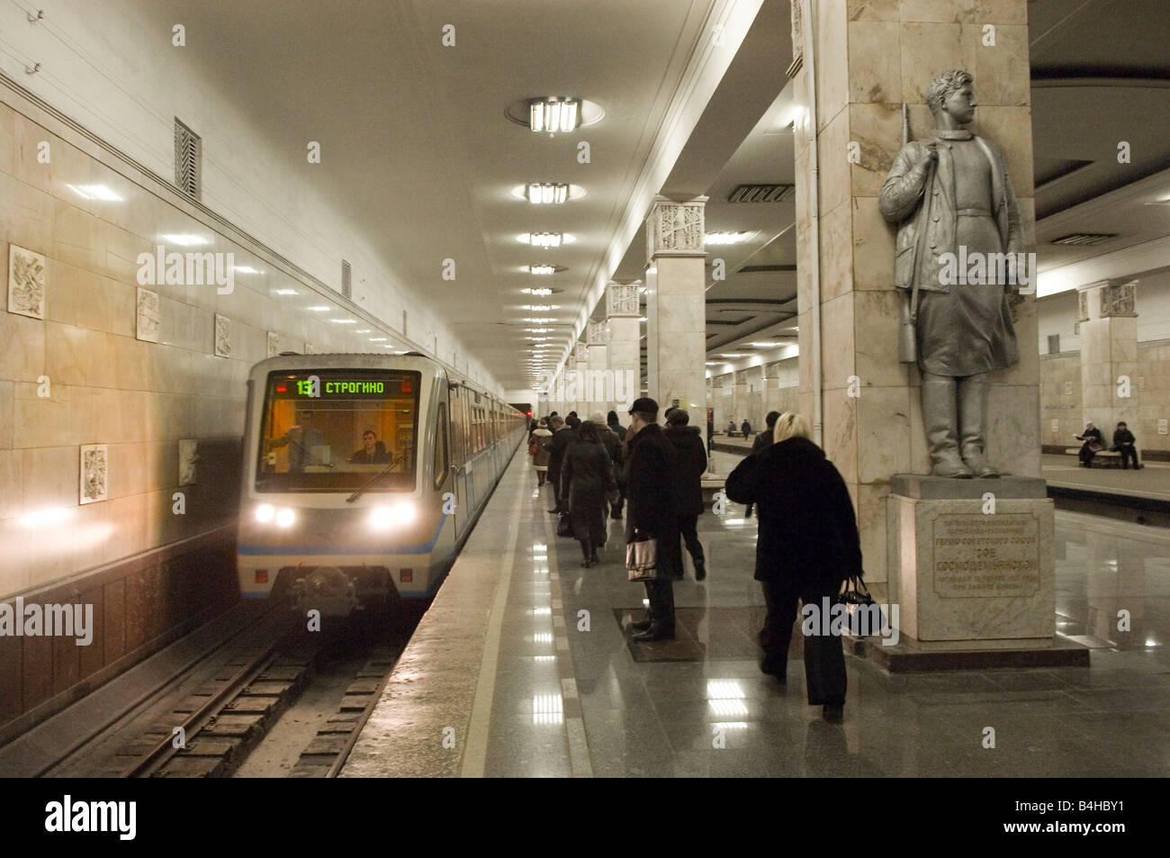 Commuter in piedi nella stazione della metropolitana, Komsomolskaya, Mosca, Russia Foto Stock