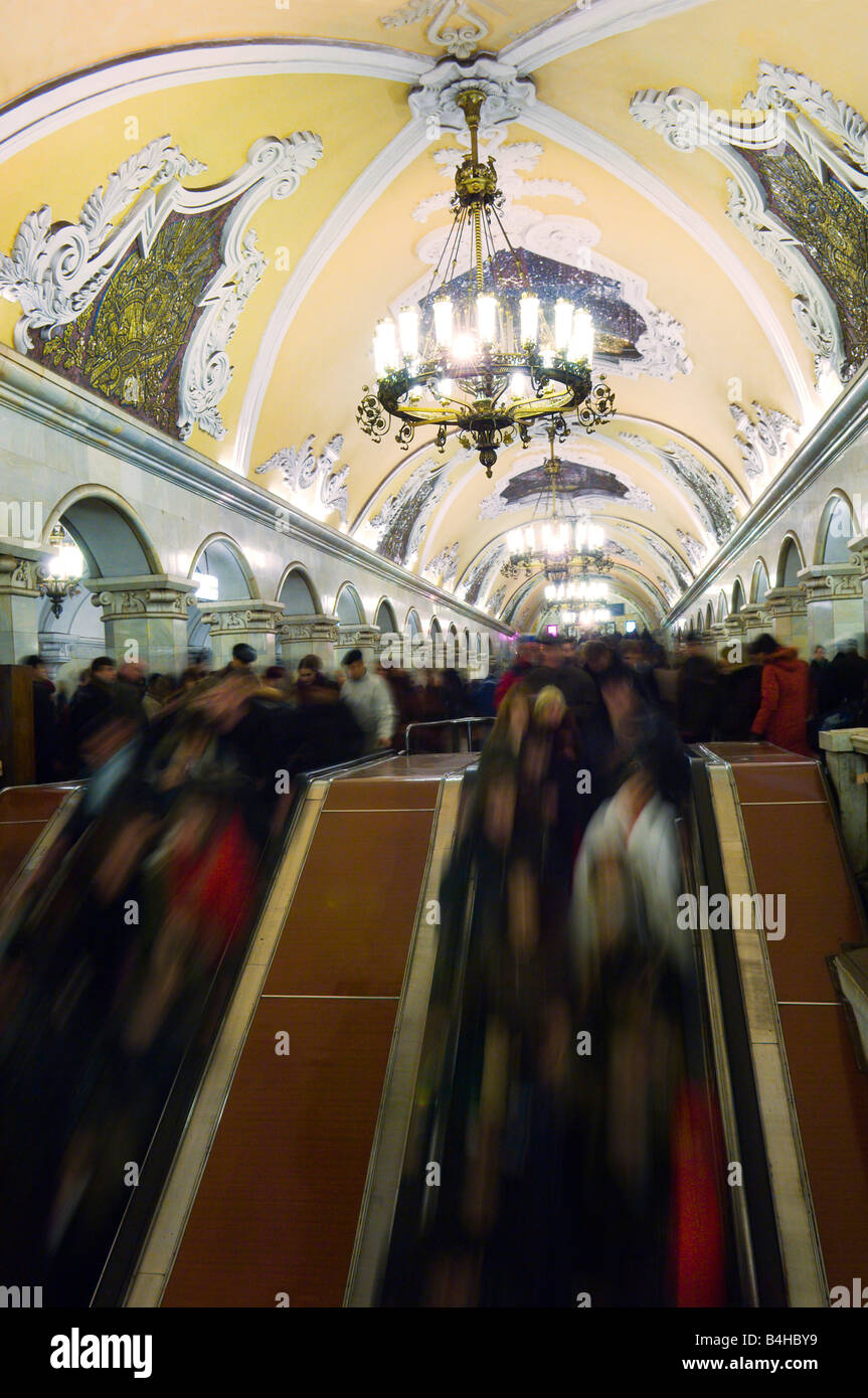Vista offuscata di pendolari nella stazione della metropolitana Komsomolskaya Mosca Russia Foto Stock