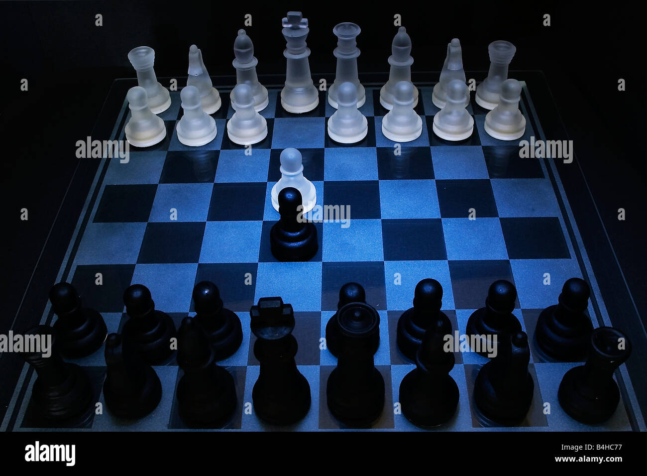 Elevato angolo di visione dei pezzi di scacchi sulla scacchiera Foto Stock