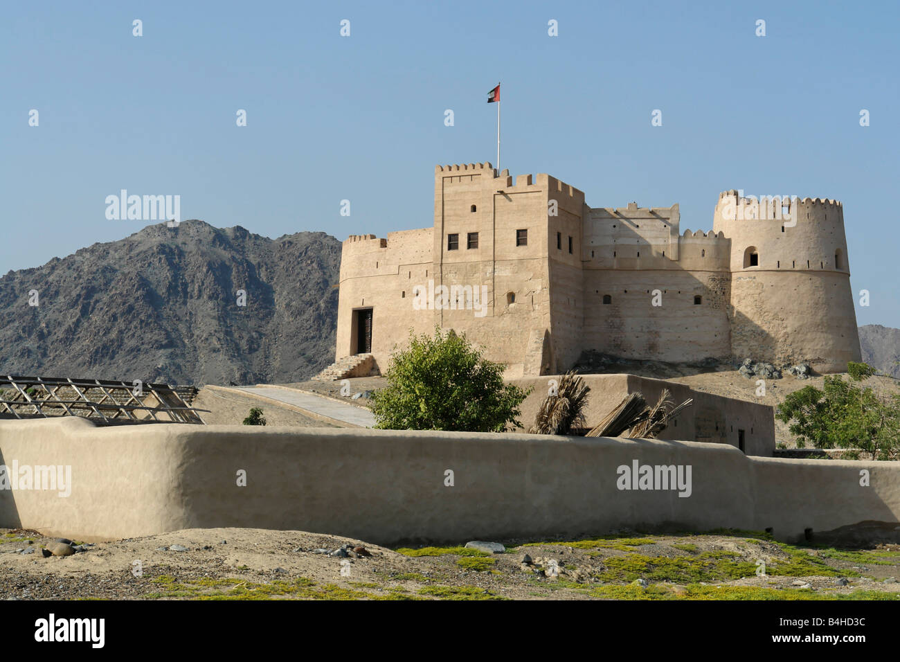 Bandiera degli Emirati Arabi Uniti sulla sommità del fort, Fujairah Fort, Fujairah, Emirati Arabi Uniti Foto Stock