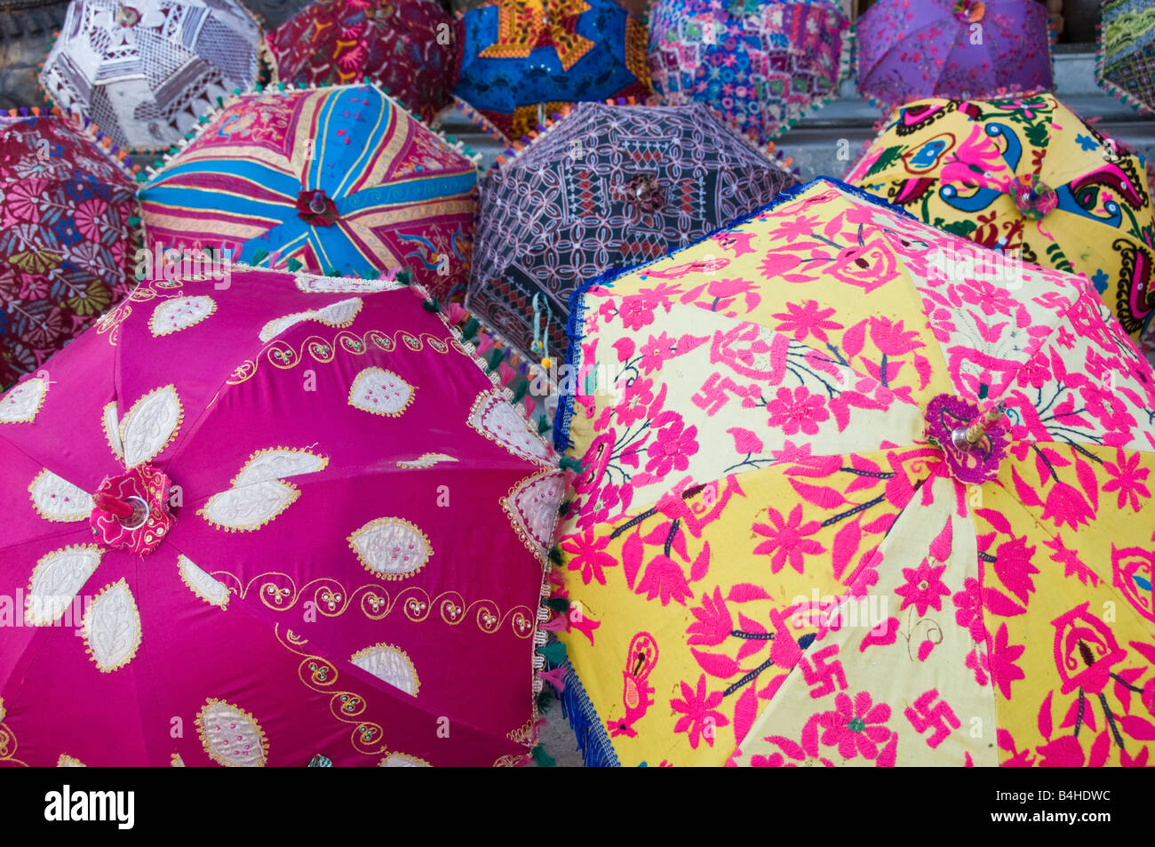 Ombrelloni colorati al di fuori di un negozio di Jaipur Foto Stock