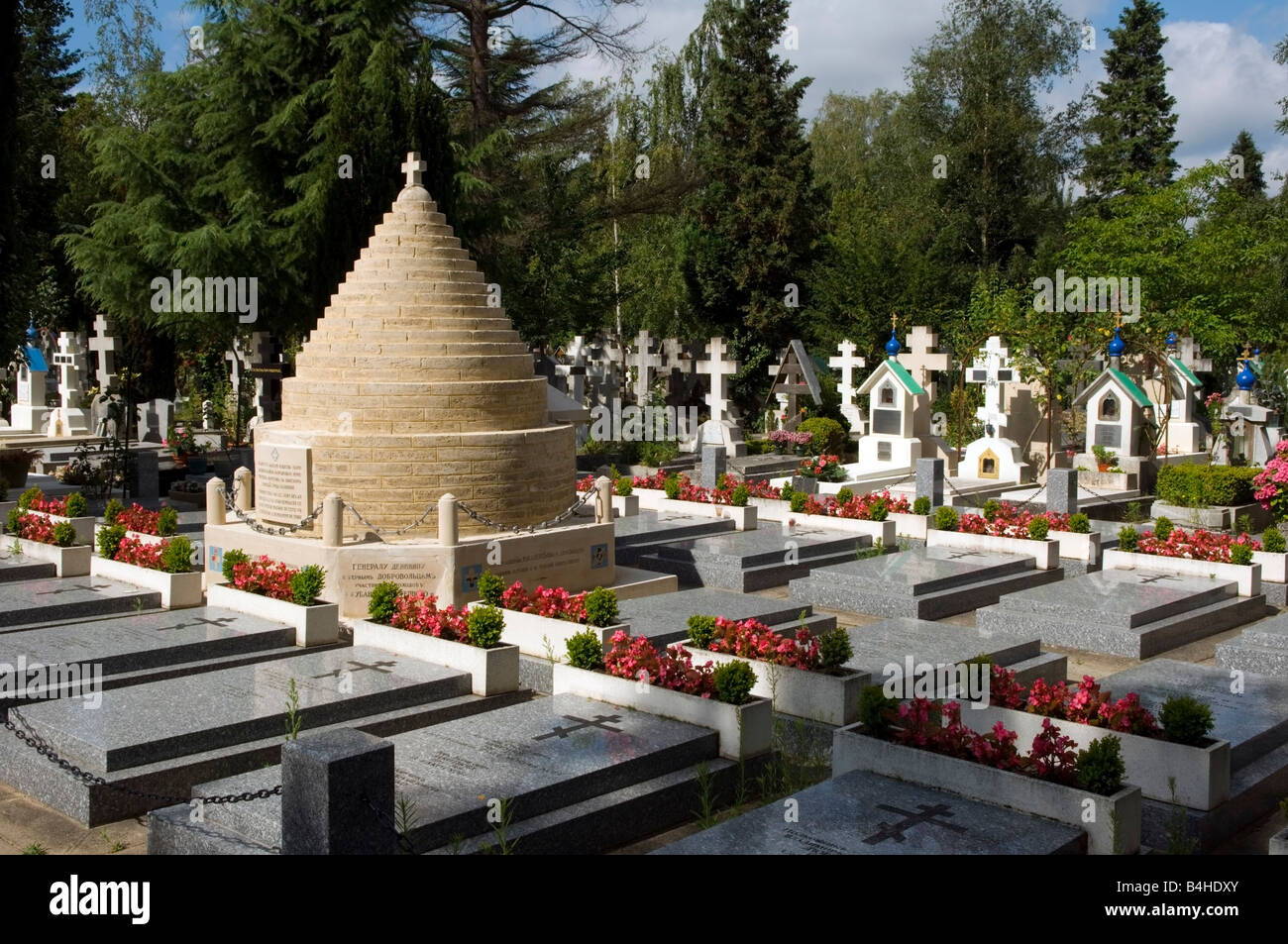 Tombe degli ufficiali del bianco del generale russo Pyotr Nikolayevich Wrangel, cimitero russo di Sainte Geneviève des Bois Foto Stock