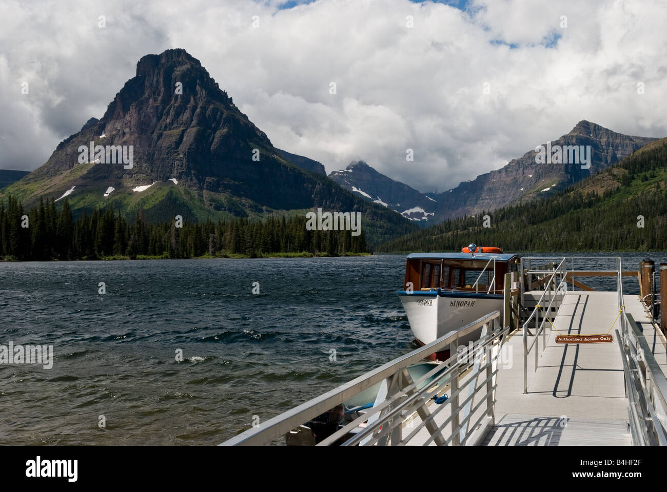 Dock e Sinopah ferry boat lungo la riva di due medicine lago Glacier National Park Montana Foto Stock