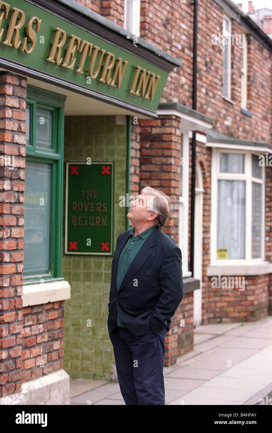 Peter Baldwin attore aprile 98 Ex Coronation Street attore sul set sono stati il sapone è girato al di fuori del rover tornare Foto Stock