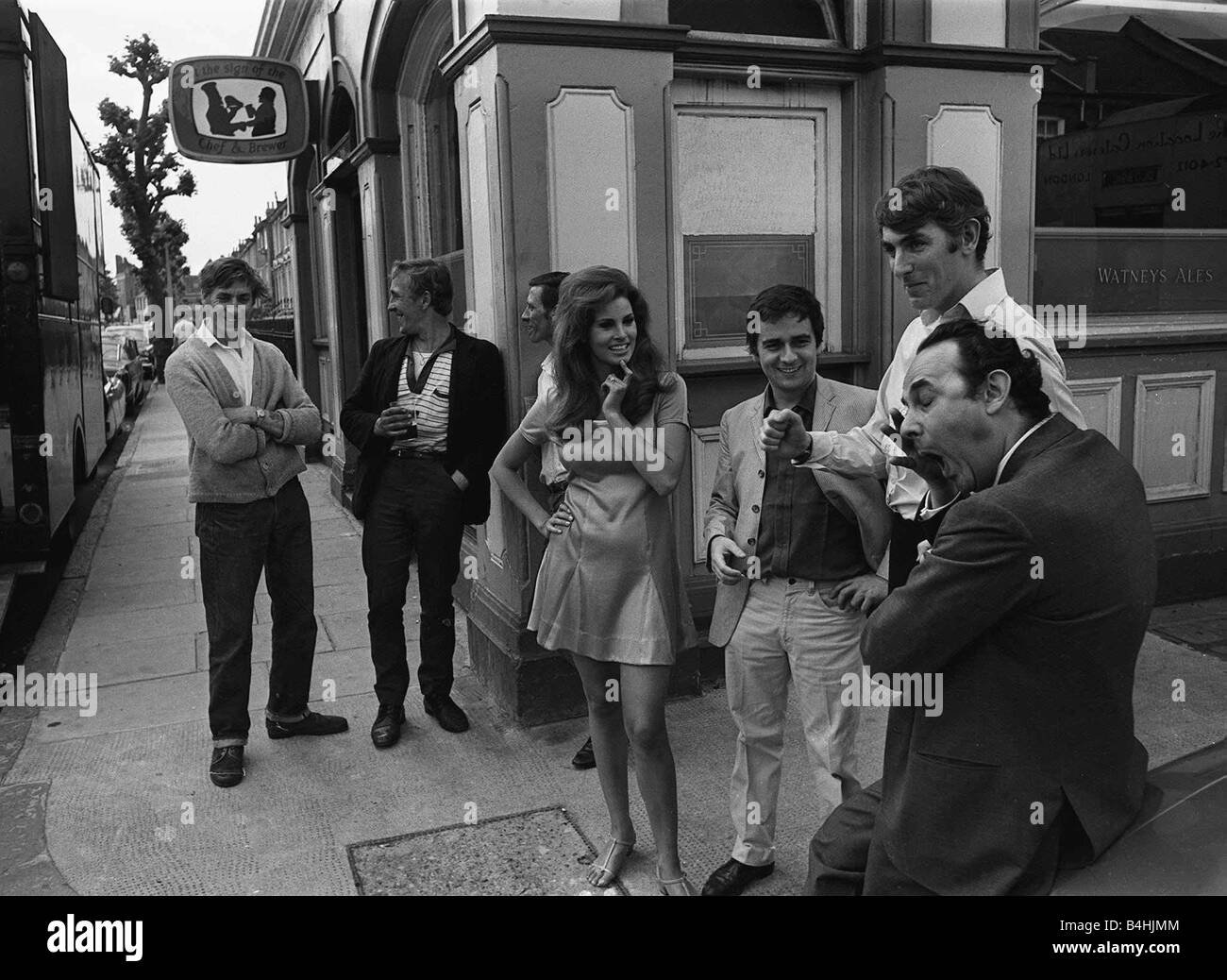 Film Bedazzled 1967 Raquel Welch Dudley Moore e Peter Cook in piedi al di fuori del pub Foto Stock