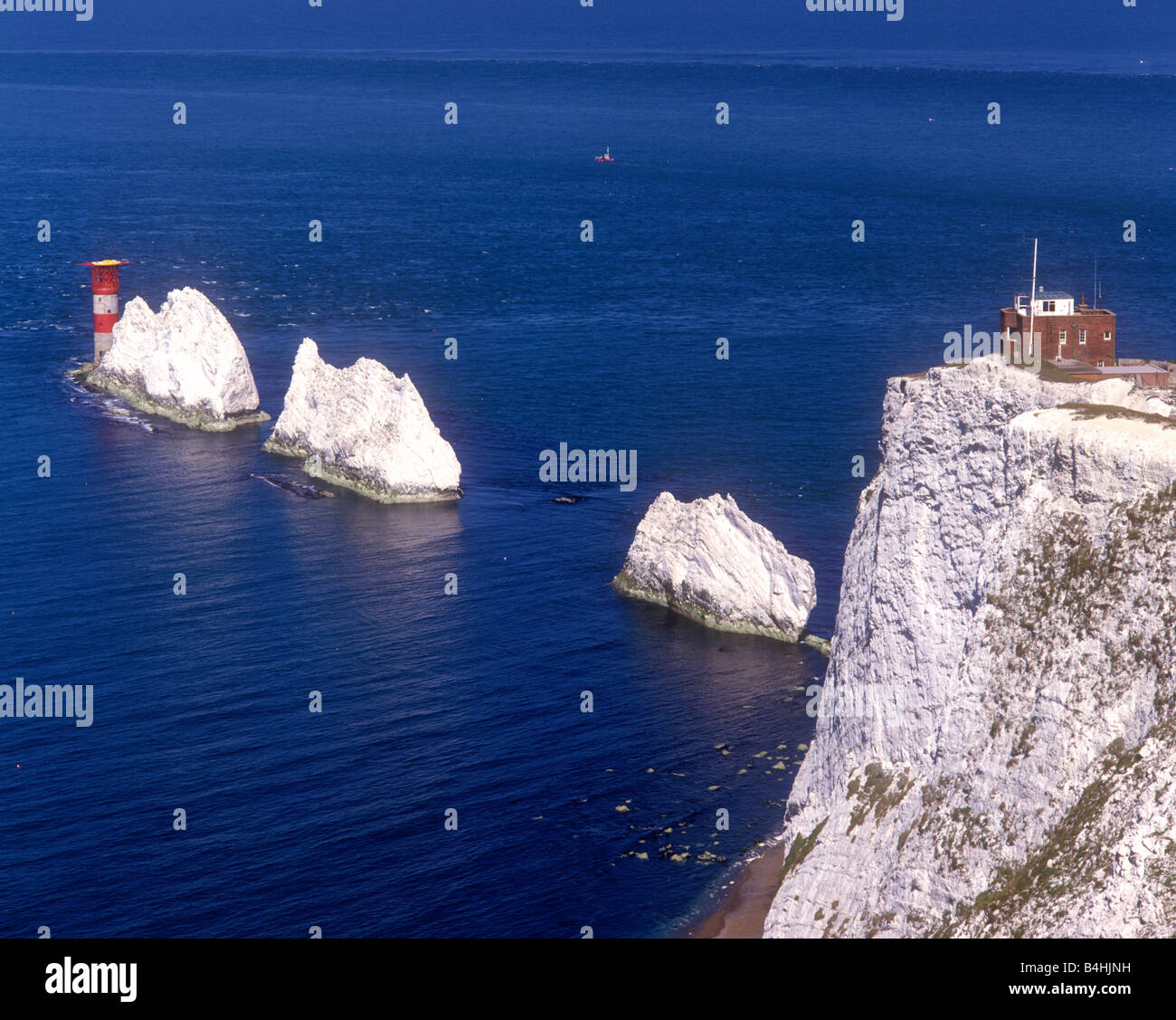 Chalk bianche scogliere e faro di aghi sulla isola di Wight Foto Stock