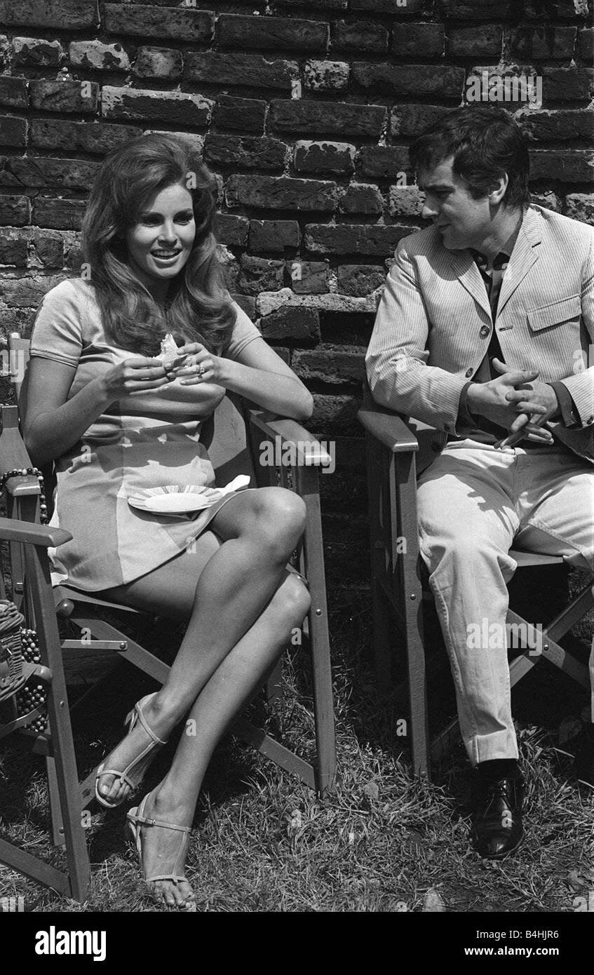 Raquel Welch con Dudley Moore 1967 Foto Stock