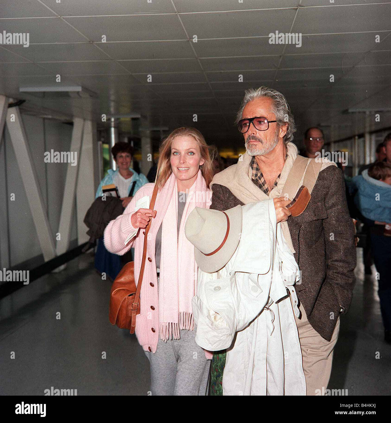 Bo Derek attrice e il marito regista John Derek all aeroporto di Londra Novembre 1986 Foto Stock