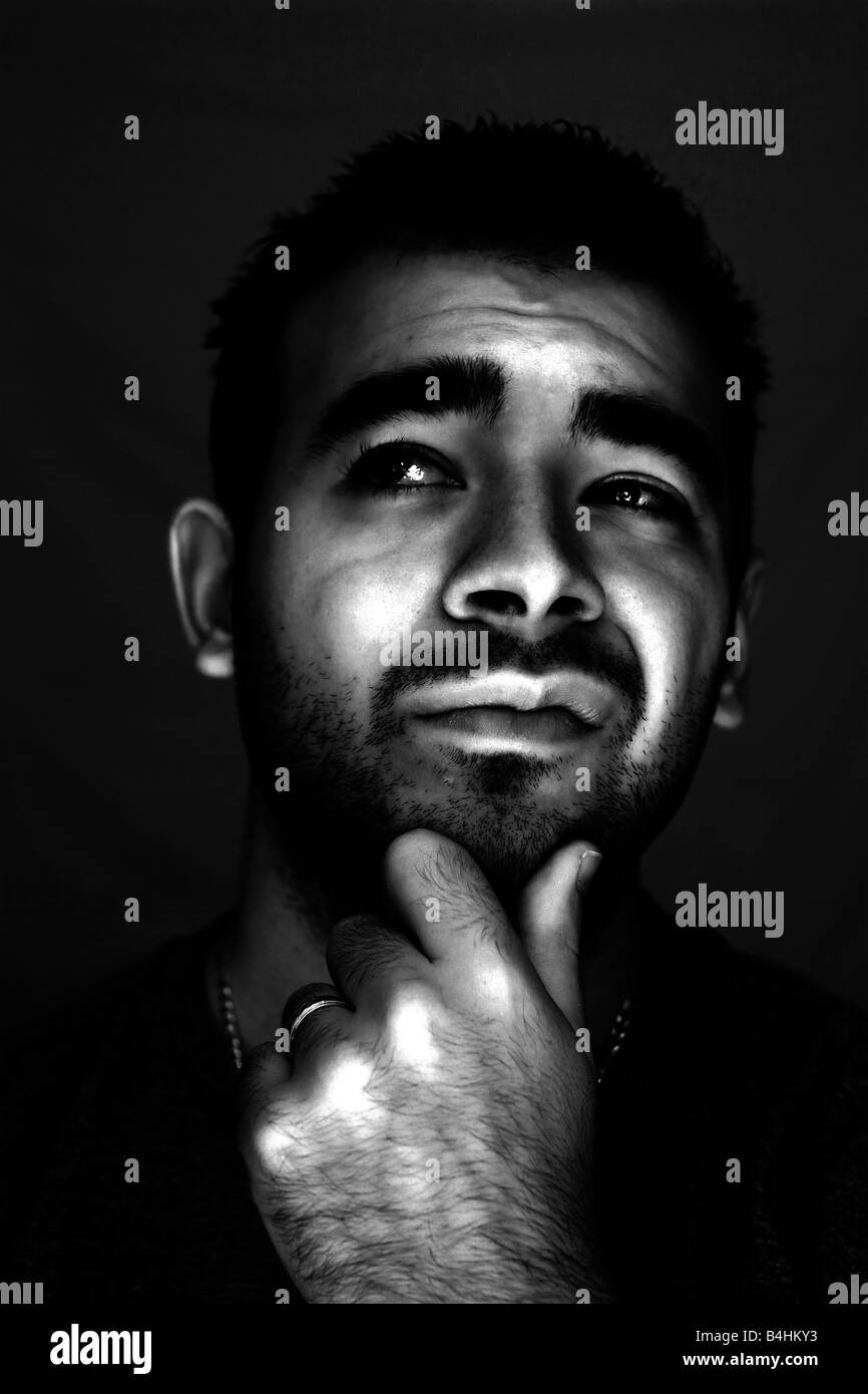 Un uomo con la sua mano sul suo pensiero mento di una decisione importante Foto Stock