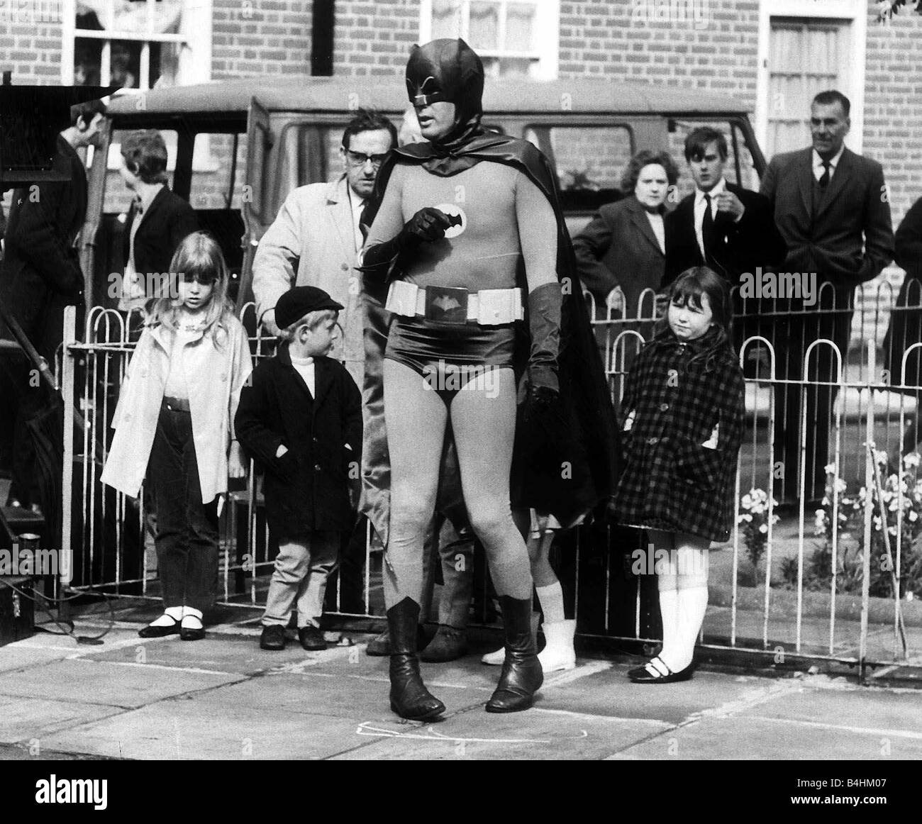 Adam West Stars come Batman Maggio 1967 rendendo un minuto di film sulla sicurezza stradale Foto Stock