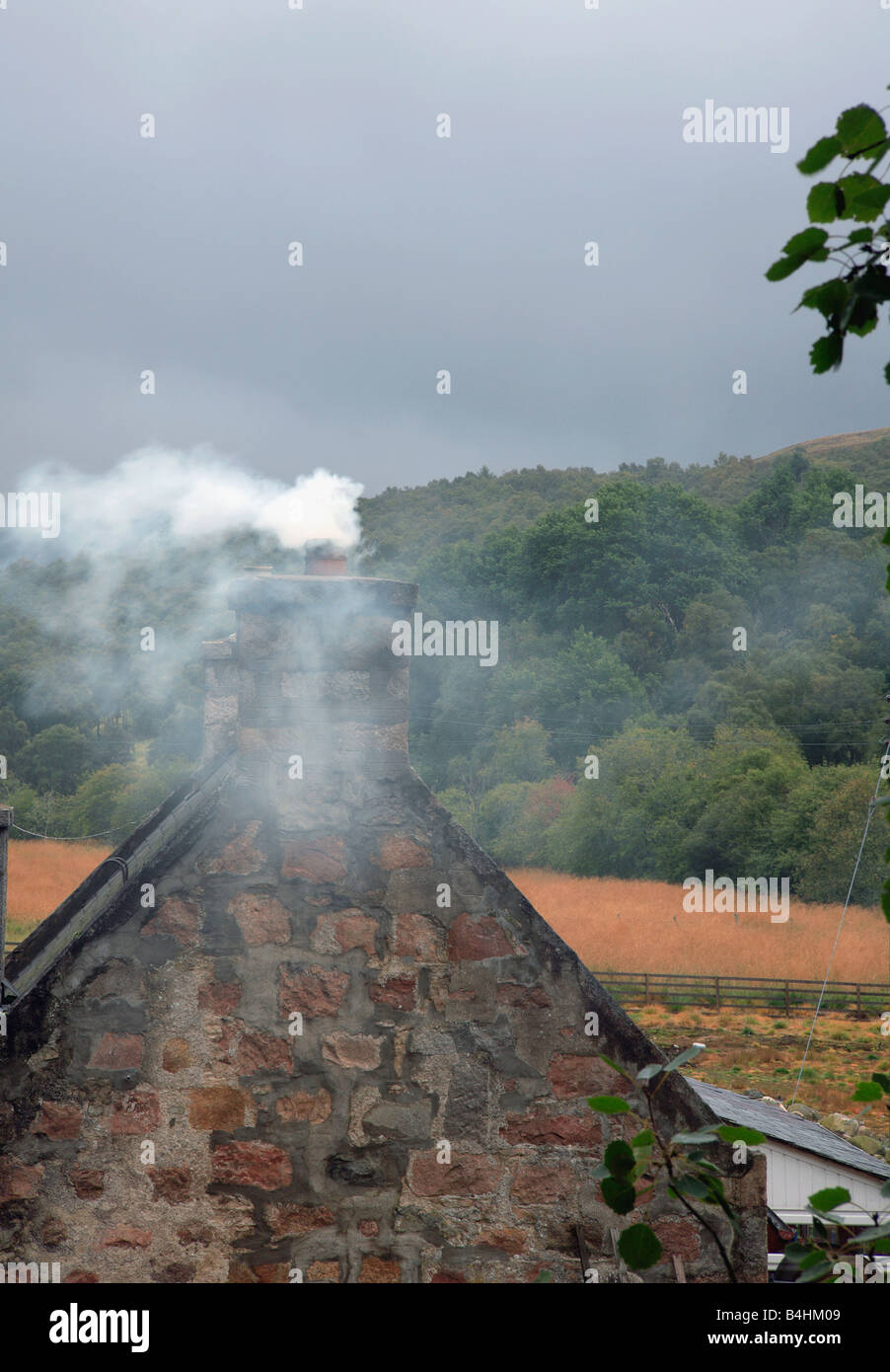 Fumatori camino in Glen Gairn, vicino a Ballater, Aberdeenshire, Scotland, Regno Unito. Foto Stock