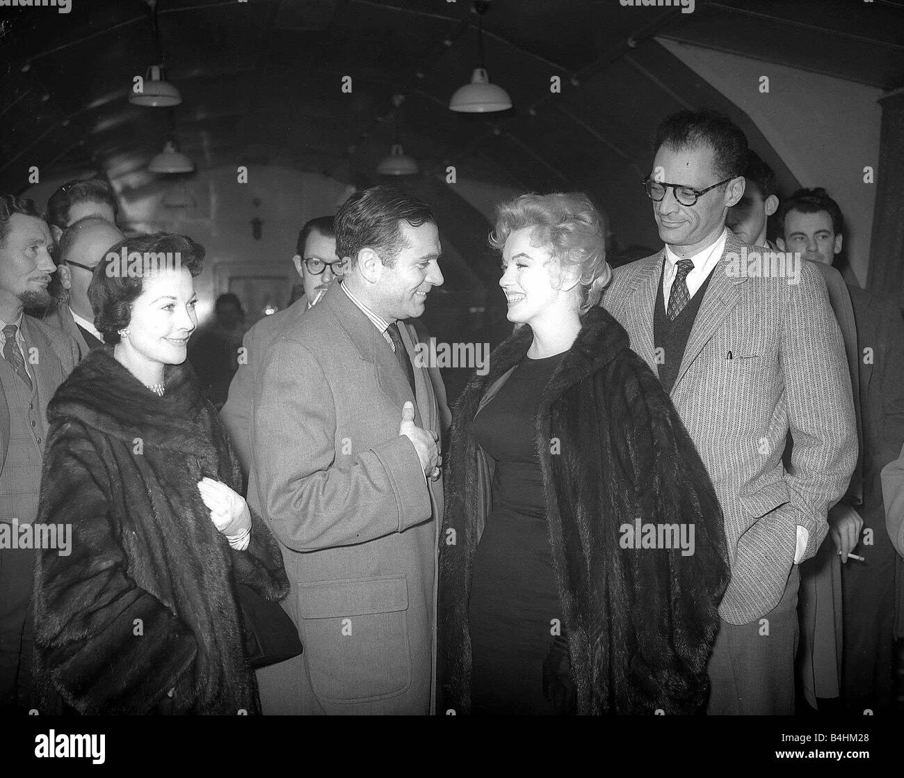 Marilyn Monroe dice addio a Sir Laurence Olivier sul suo modo torna alla U S Novembre 1956 Foto Stock