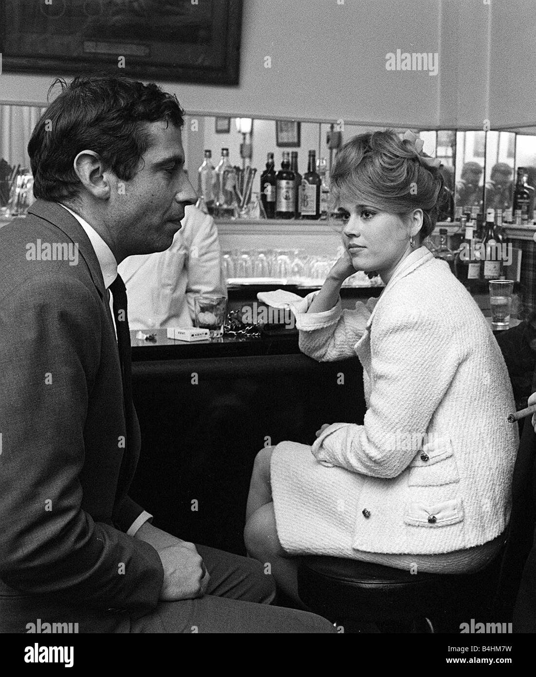 Roger Vadim Marzo 1964 attore francese e direttore con Jane Fonda a un bar Foto Stock