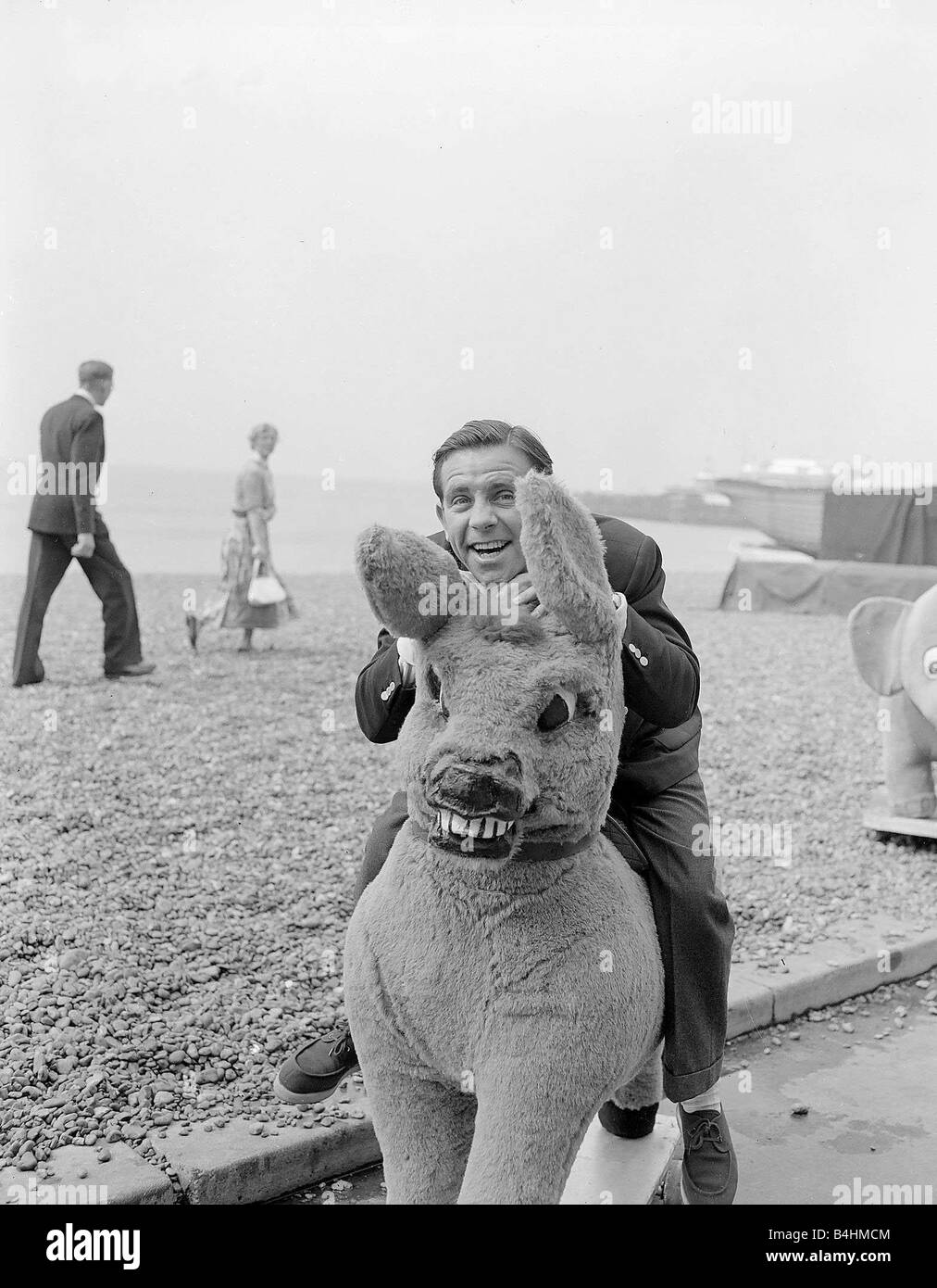 Attore e comico Norman saggezza fotografato sulla Spiaggia di Brighton su un asino ripiene Agosto 1955 Foto Stock