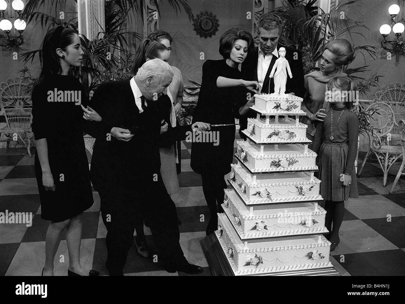Charlie Chaplin Silent Comico Aprile 1966 celebra 77th Birthday Sophia Loren Sydney Chaplin Tippi Hedren e moglie Oona Foto Stock