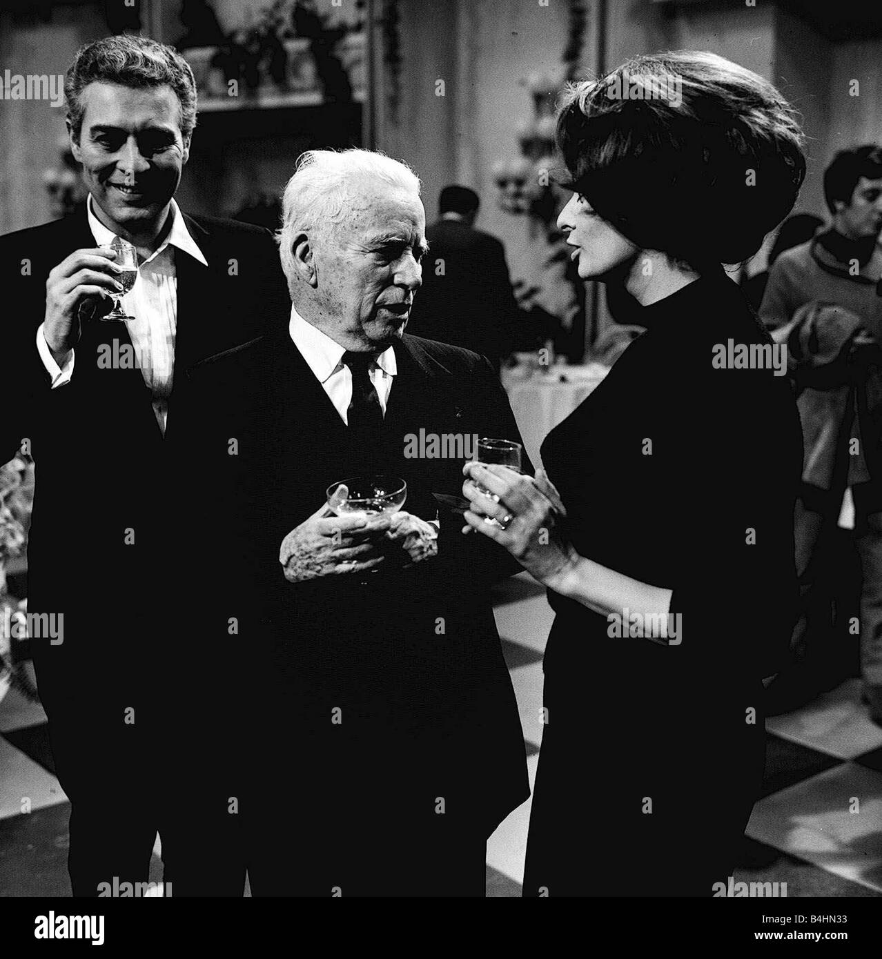 Charlie Chaplin Silent Comico Aprile 1966 celebra il suo 77° compleanno con Sophia Loren e Sydney Chaplin Foto Stock