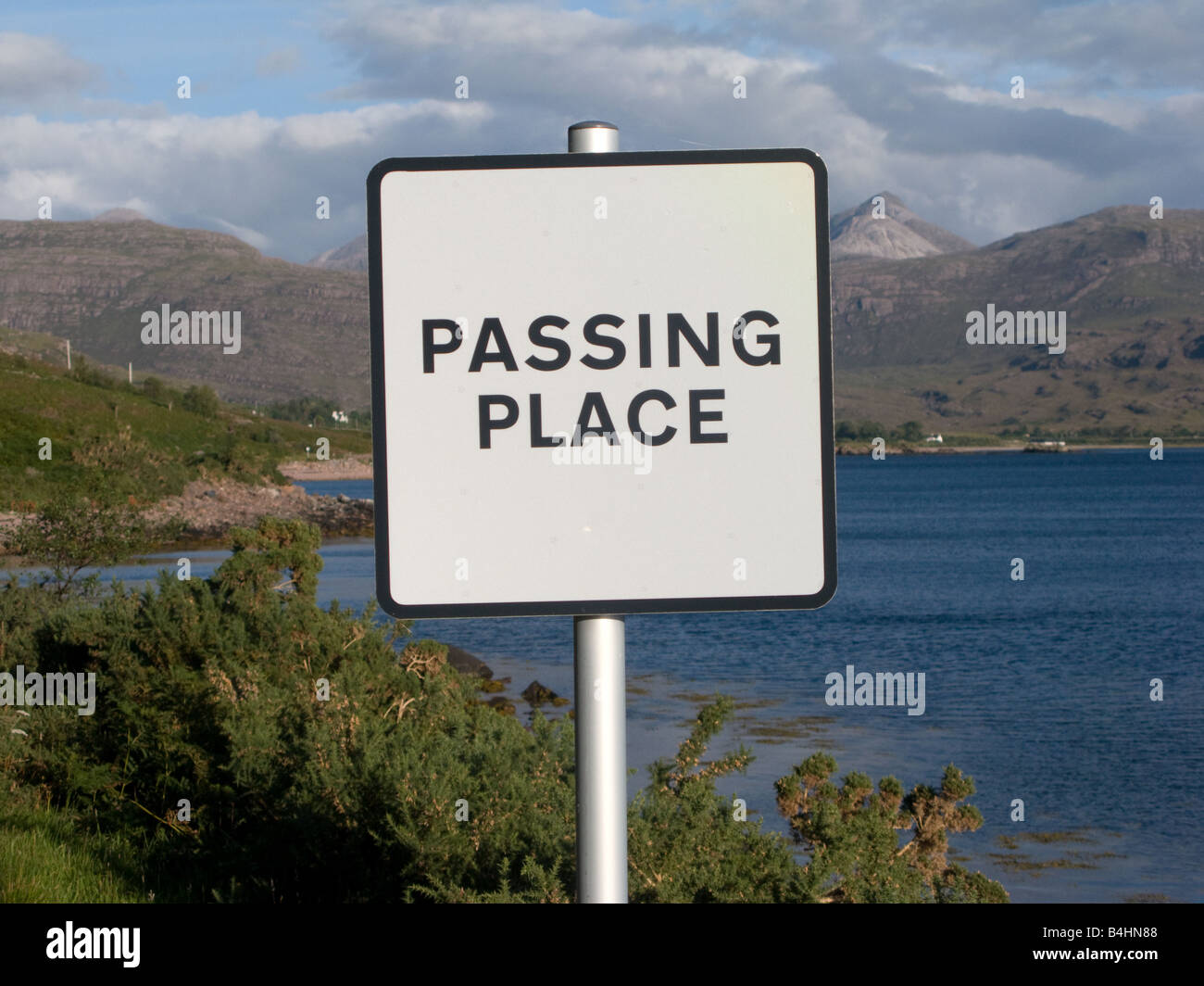 Passando segno posto sulla strada stretta, Scozia Foto Stock