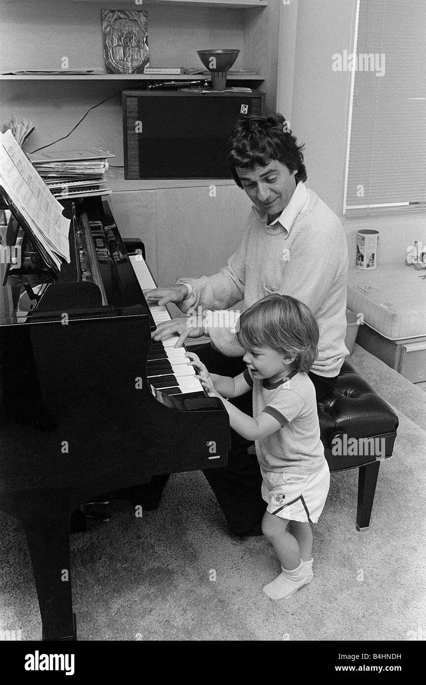 Dudley Moore con suo Figlio Agosto 1978 Mirrorpix com Foto Stock