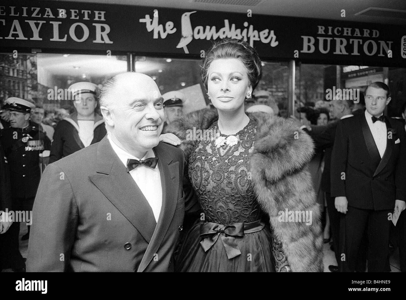 Carlo Ponti e Sophia Loren maggio 1965 Premiere di operazione Crossbow a Empire Theatre Leicester Square Foto Stock