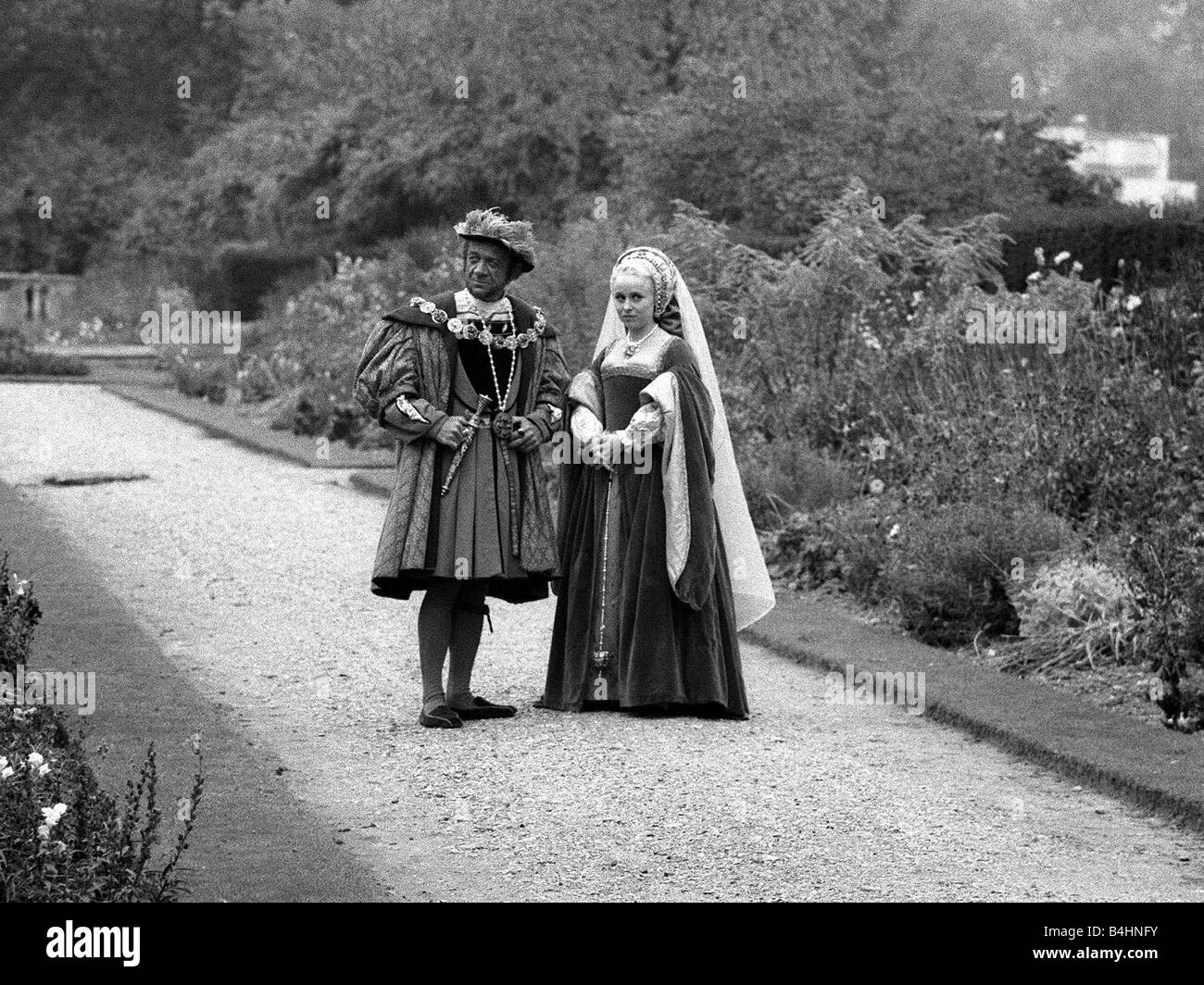 Portare sul film di Henry 1970 riprese presso Pinewood Studios Sid James gioca Henry VIII nel XXI trasportare su pellicola nella foto con Barbara Foto Stock