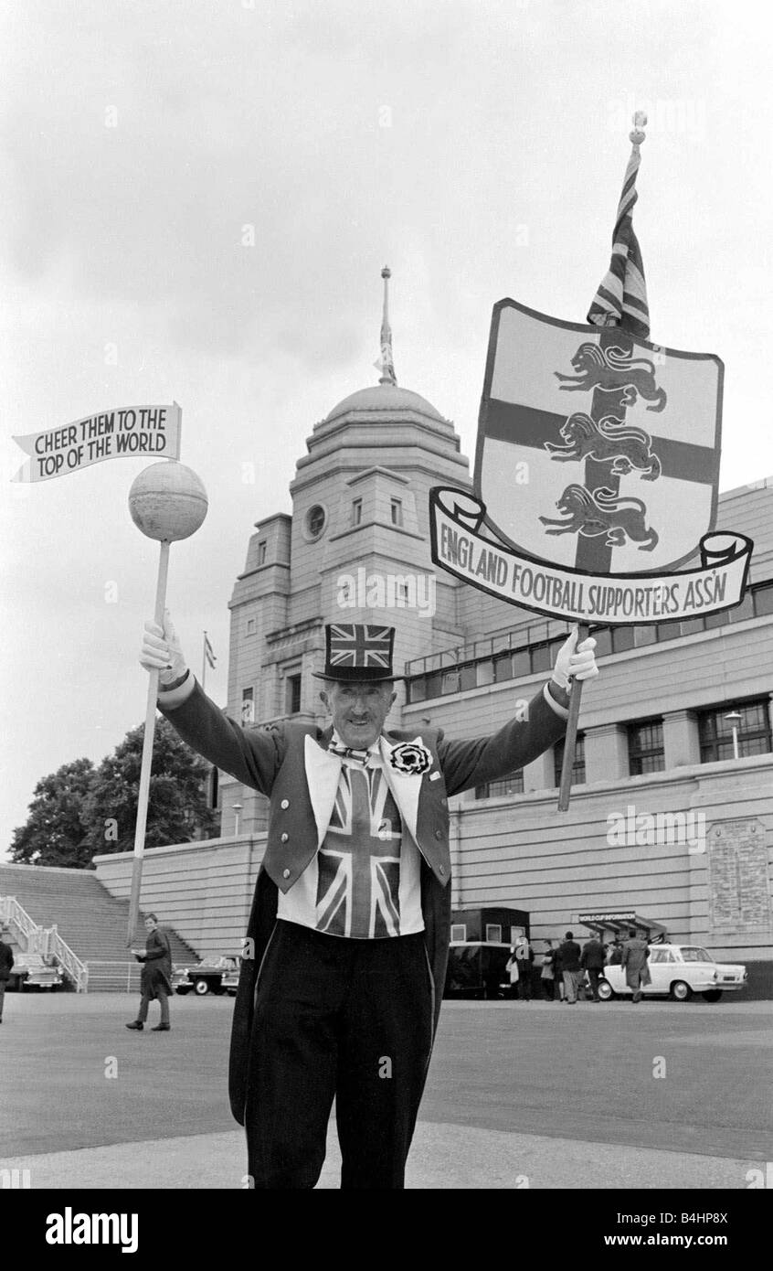 Ken Bailey di Inghilterra Associazione sostenitori indossando tops e code con una Unione Jack gilet e top hat Ken sostiene di essere Inghilterra s numero uno sostenitore li segue a Scandanavia sulla loro recente tour la Coppa del Mondo di Calcio 1966 Inghilterra 0 versus Uruguay 0 Gruppo a turni di qualifica match di apertura attanded dalla regina Luglio 1966 Foto Stock