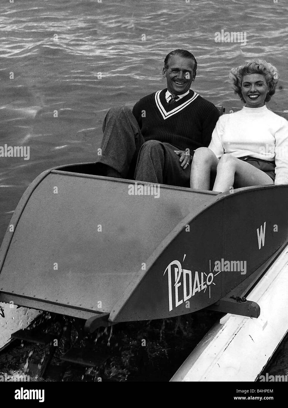 Yolande Donlan actrice americano con Douglas Fairbanks su un pedalò acqua barca Dbase Foto Stock