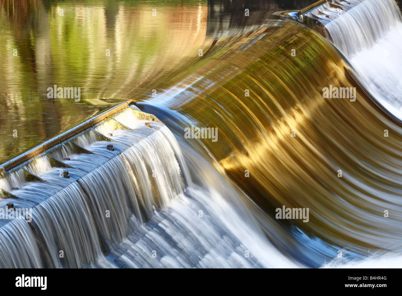 L'acqua che scorre su uno stramazzo. Sul fiume Vyrnwy, a Lake Vyrnwy, POWYS, GALLES. Foto Stock