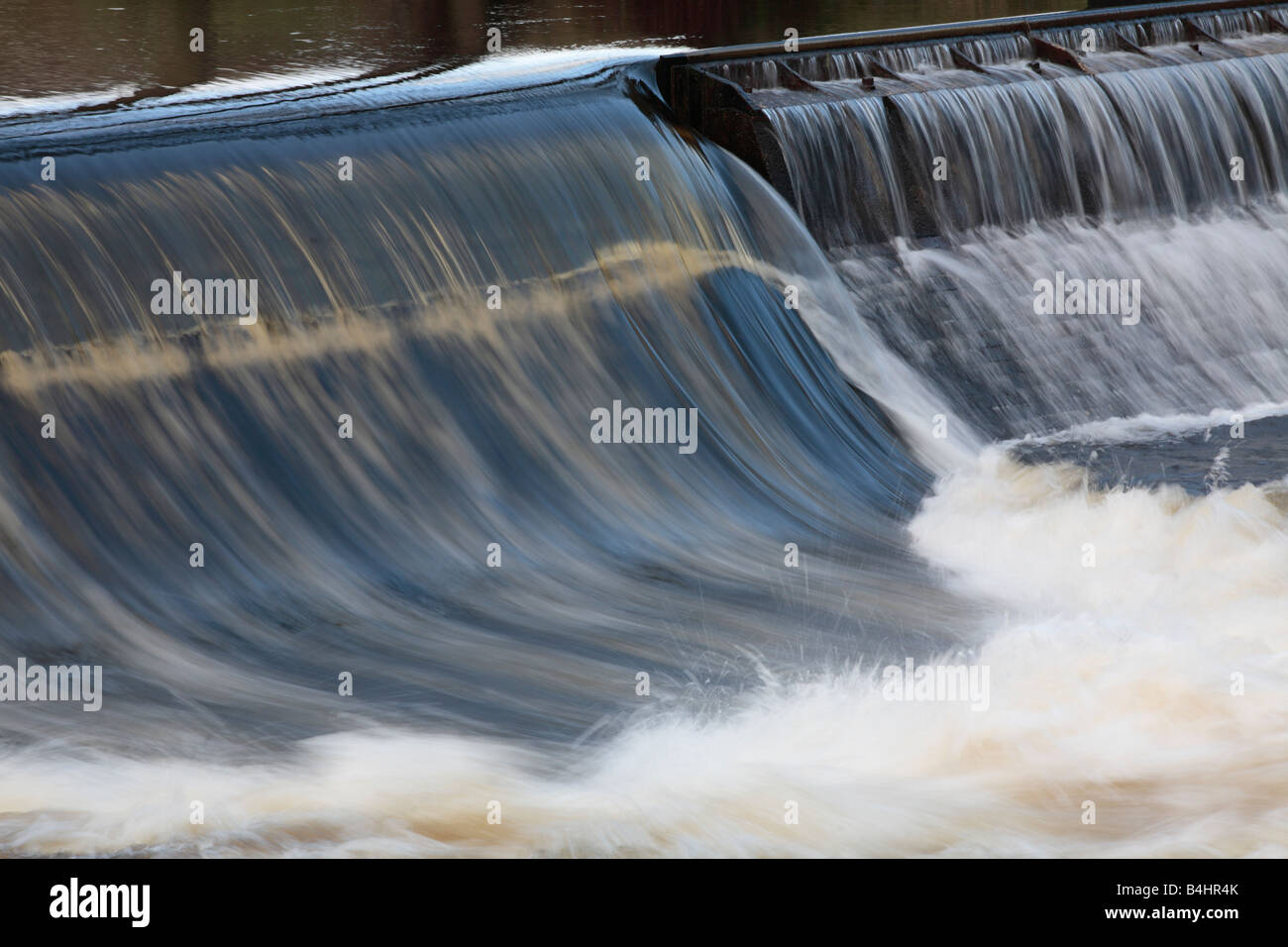 L'acqua che scorre su uno stramazzo. Sul fiume Vyrnwy a Lake Vyrnwy, POWYS, GALLES. Foto Stock
