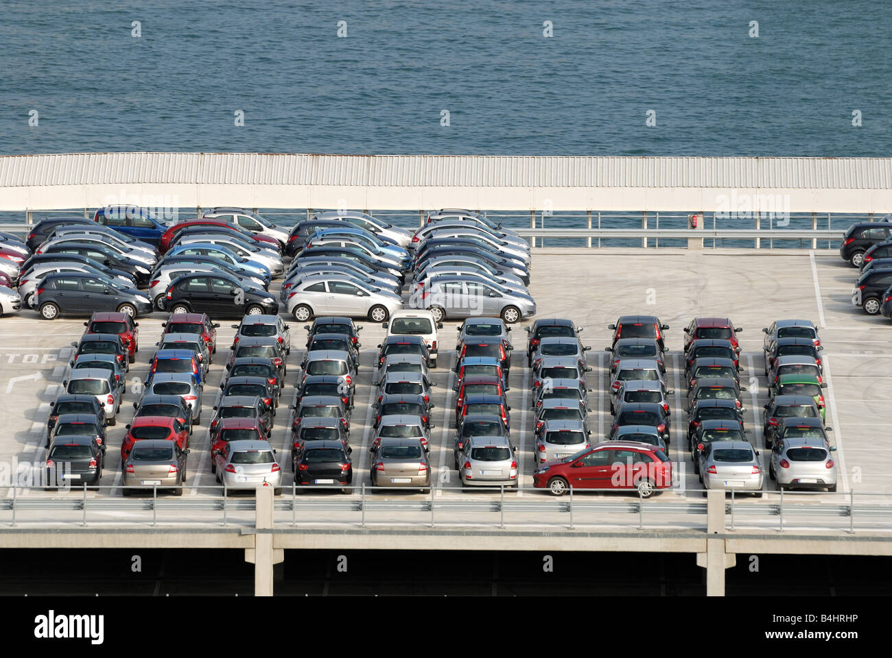 Nuove vetture parcheggiato al porto Foto Stock