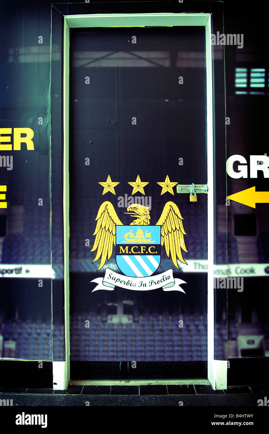 Il Manchester City football club badge insignia materiale promozionale il logo del marchio nero della porta Foto Stock