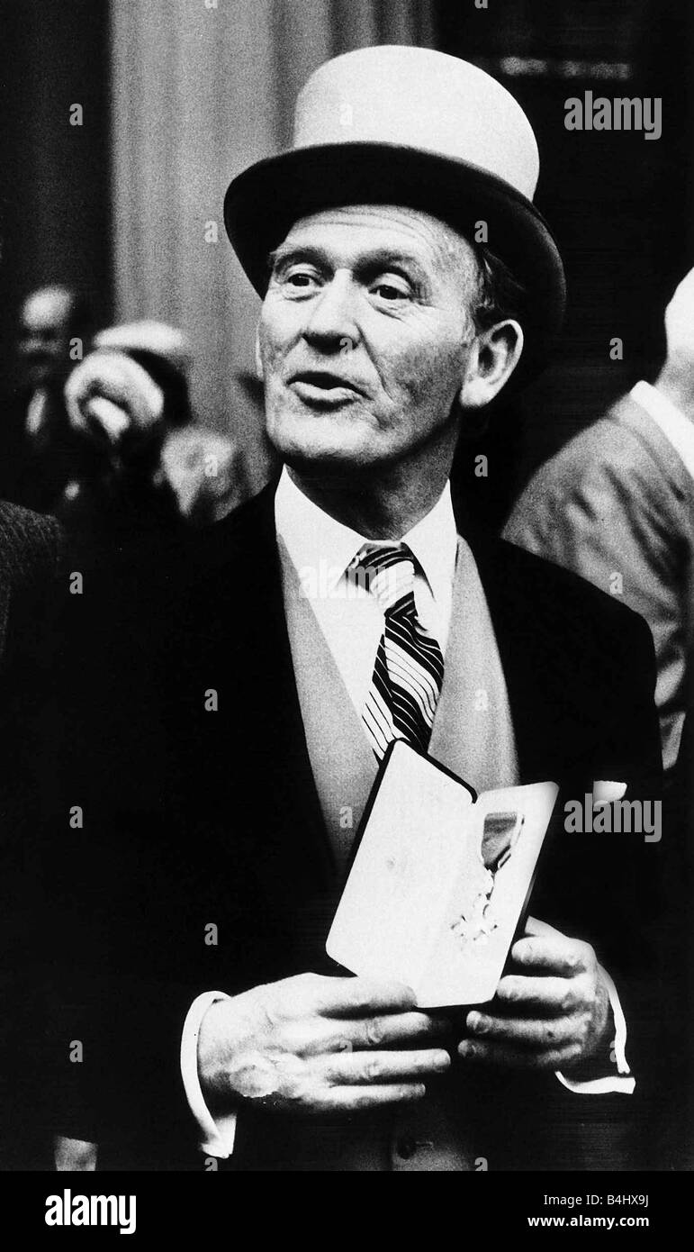 Gordon Jackson attore mostra fuori il suo OBE Medal 1979 Foto Stock