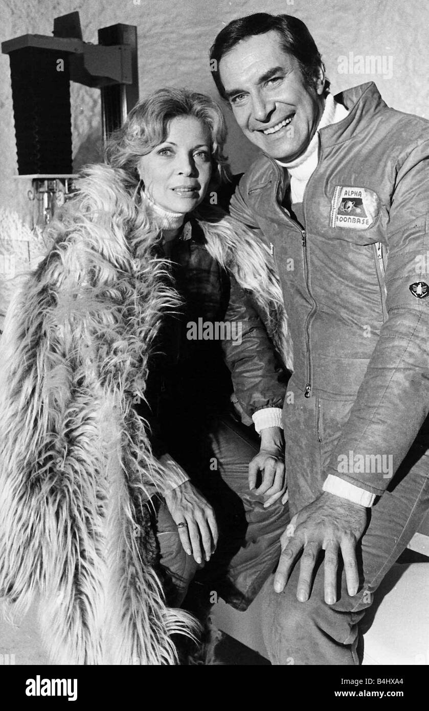 Martin Landau attore americano con la moglie Barbara Bain 1974 in TV visualizza lo spazio 1999 Foto Stock