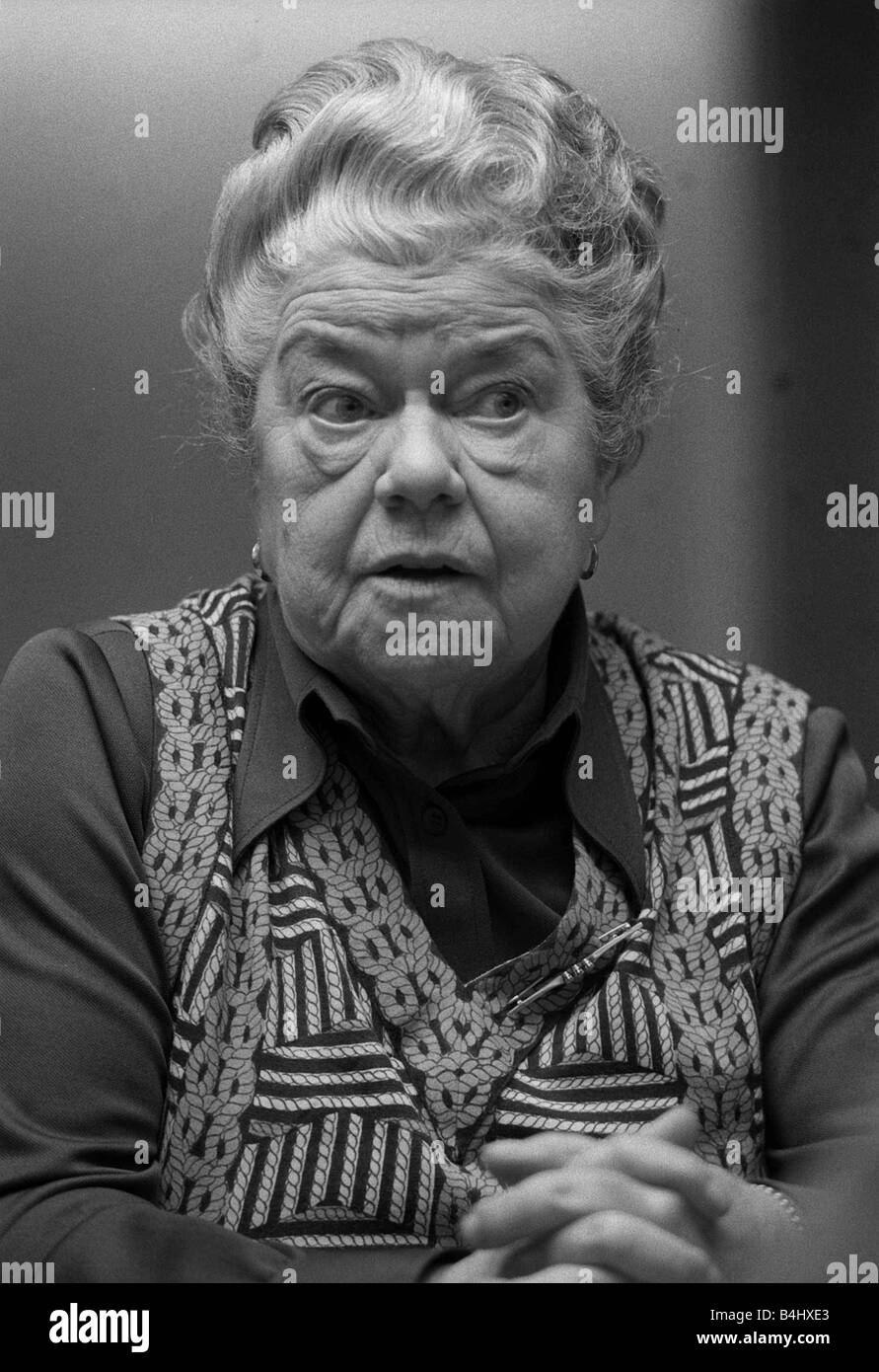 Violet Carson attrice 1974 tornando alla serie TV Coronation Street come Ena Sharples Foto Stock