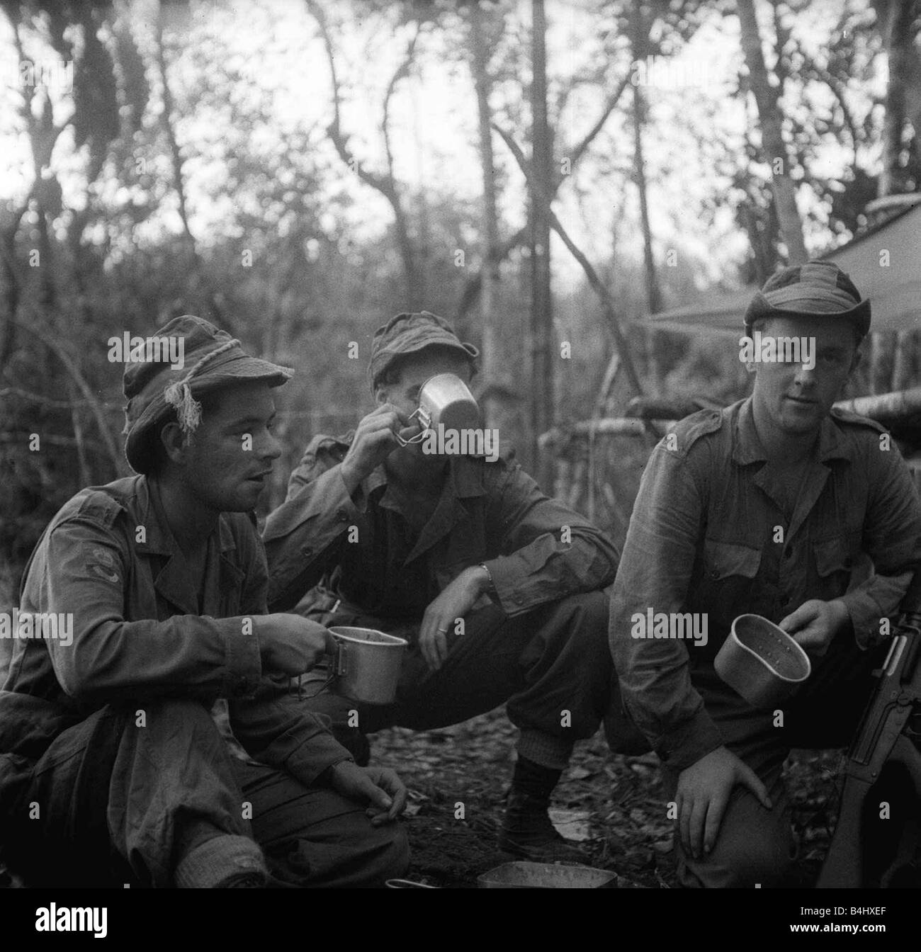 Un British anti terrorismo pattuglia nella giungla in Malesia nel 1959 Foto Stock